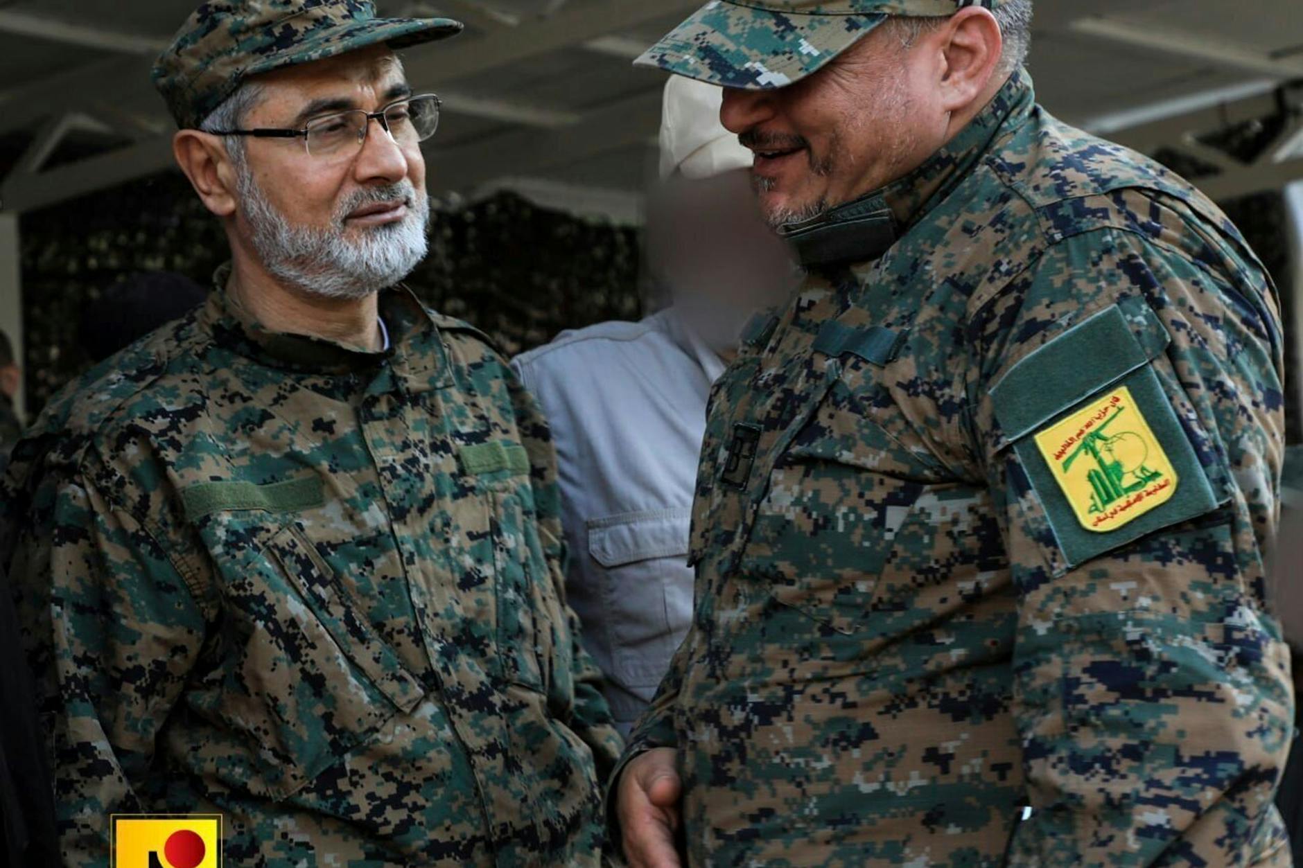 Dieses undatierte Bild, das von der Hisbollah zur Verfügung gestellt wurde, zeigt den Kommandeur Ibrahim Akil, links, mit einem anderen nicht identifizierten Hisbollah-Kommandeur.