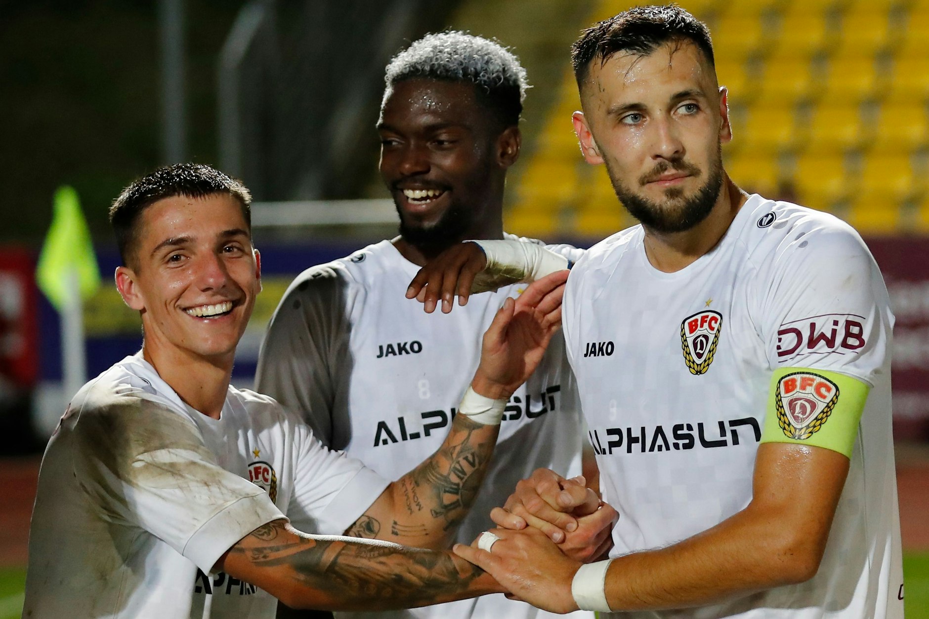 Ben Meyer, McMoordy Hüther und Rufat Dadashov (v.l.) ist die Erleichterung nach dem Sieg des BFC Dynamo in Plauen deutlich anzusehen.