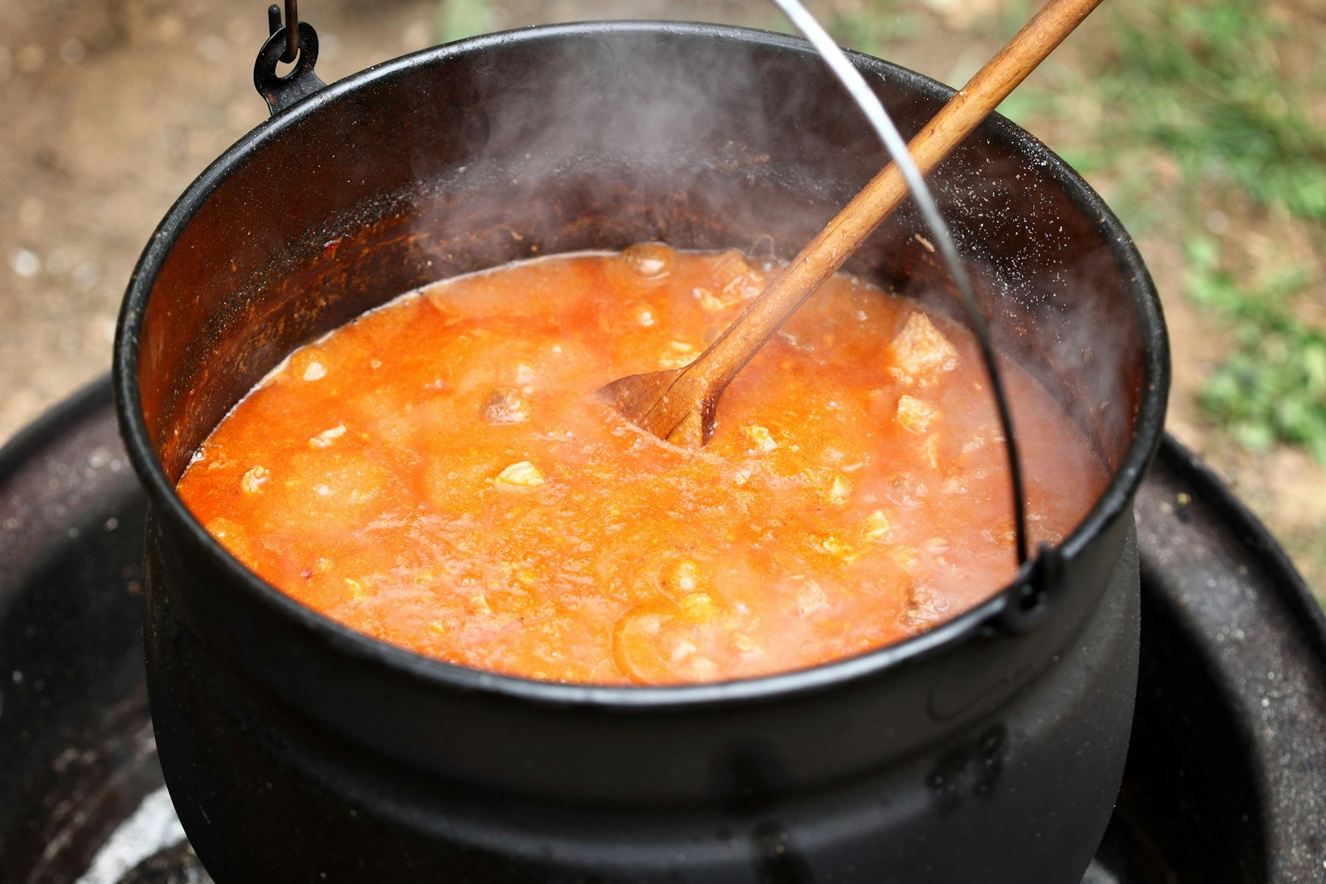 Ungarischer Kesselgulasch ist das perfekte Essen für einen Herbstabend mit Freunden im Freien. Mit diesem Rezept schmeckt er wie in der Puszta!