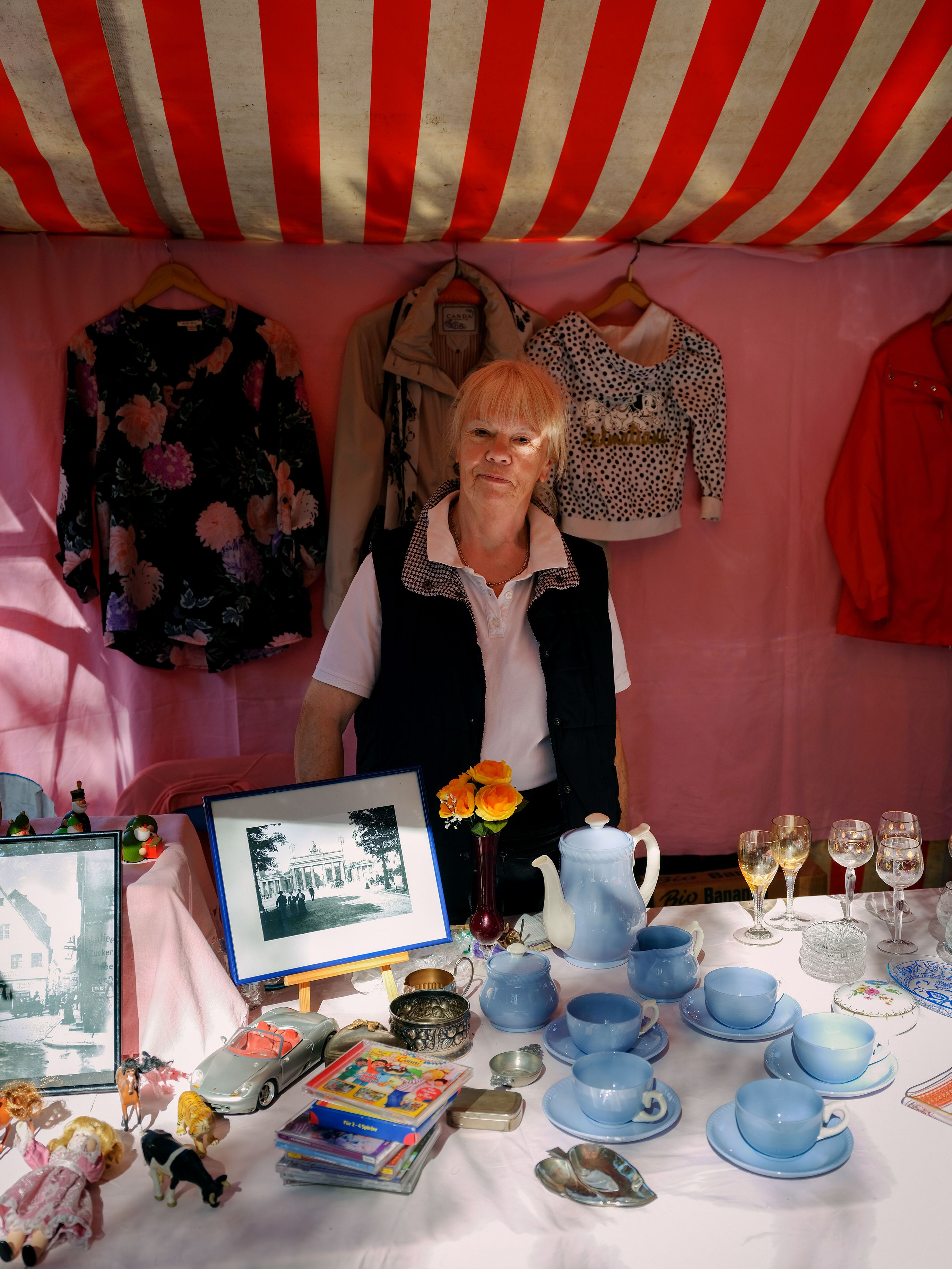 Händler auf dem Trödelmarkt Marheinekeplatz: „Die Touristen retten uns hier“