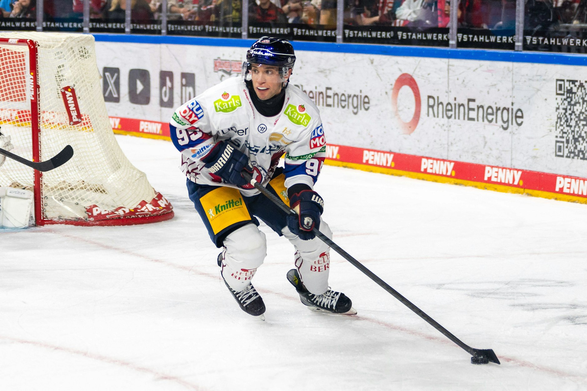 Frederik Tiffels kurvt mit dem Puck am Schläger übers Eis.