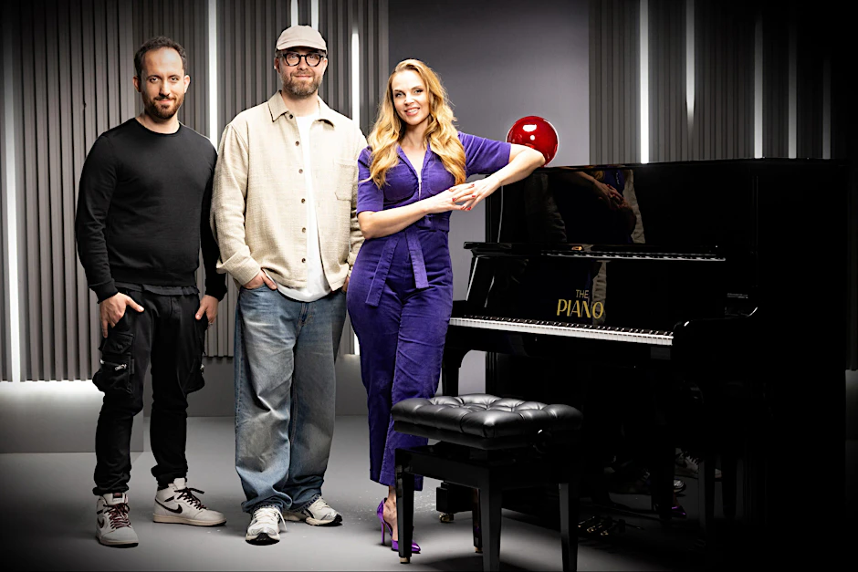 Mark Forster (M), Pianist Igor Levit und Moderatorin Annika Lau stehen an einem Piano für die Musik-Show The Piano