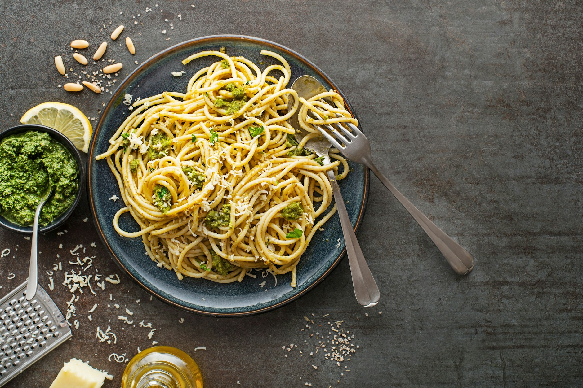 Rezept für Pasta mit leuchtend grünem Erbsenpesto, garniert mit gerösteten Sonnenblumenkernen und schmelzendem Parmesan. 