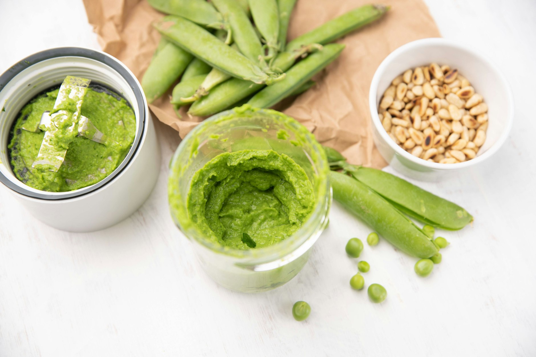 Cremiges Erbsenpesto, verfeinert mit frischem Basilikum und gerösteten Kernen. Ob Sonnenblumenkerne oder Pinienkerne – beides sorgt für den nussigen Biss und rundet das Pesto perfekt ab!