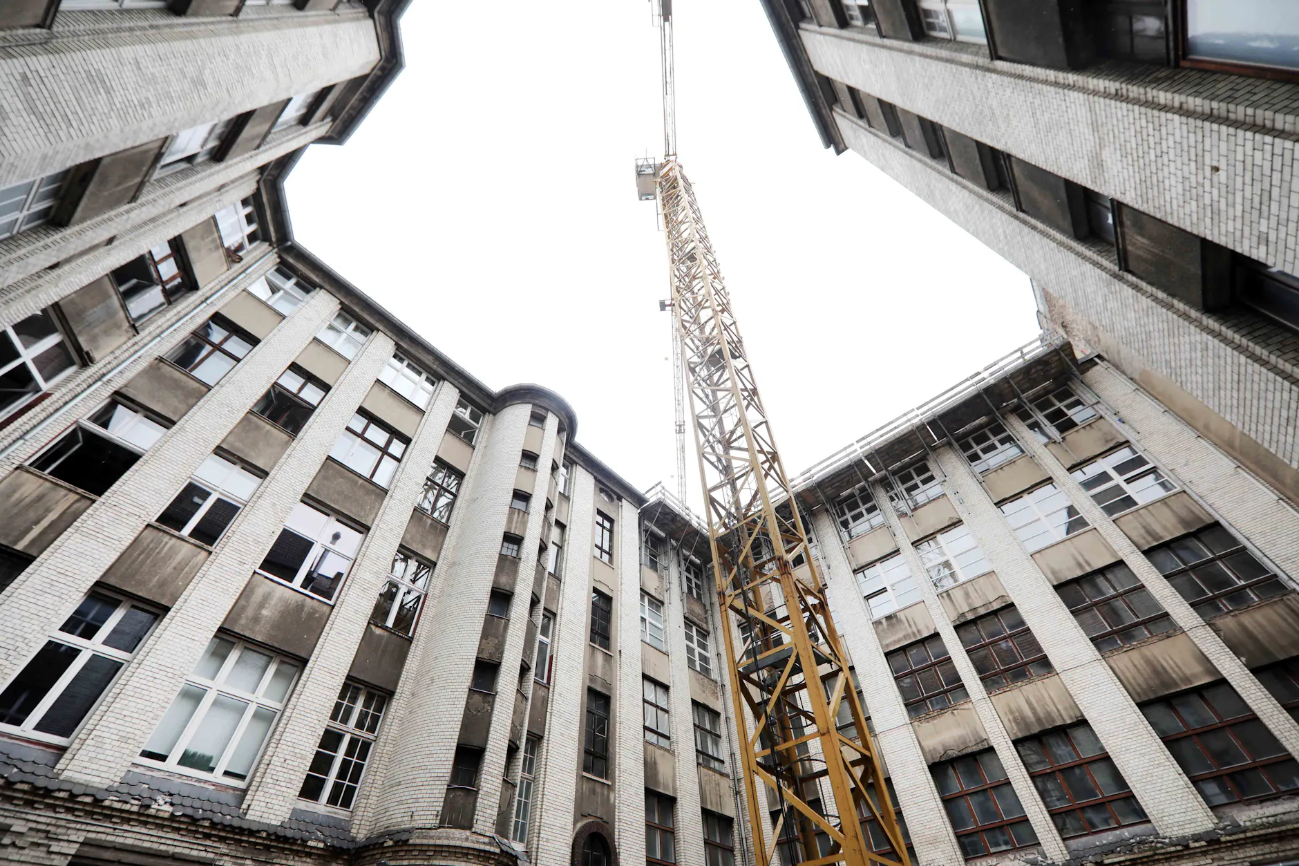 Eine alte Fabriketage wird saniert, womöglich ist das Gebäude gerade verkauft worden. Eigentümerwechsel und Sanierungsarbeiten bedeuten für Mieter oft nichts Gutes.