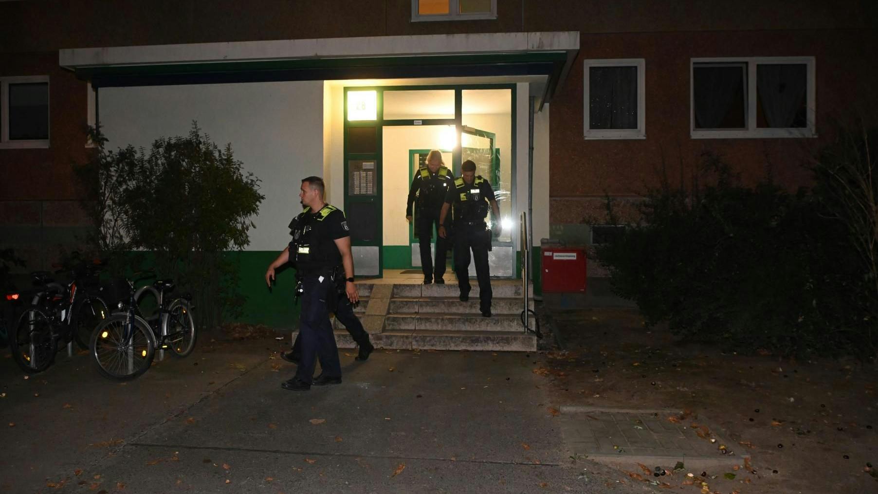 Polizeibeamte am Eingang des Hochhauses an der Wörlitzer Allee