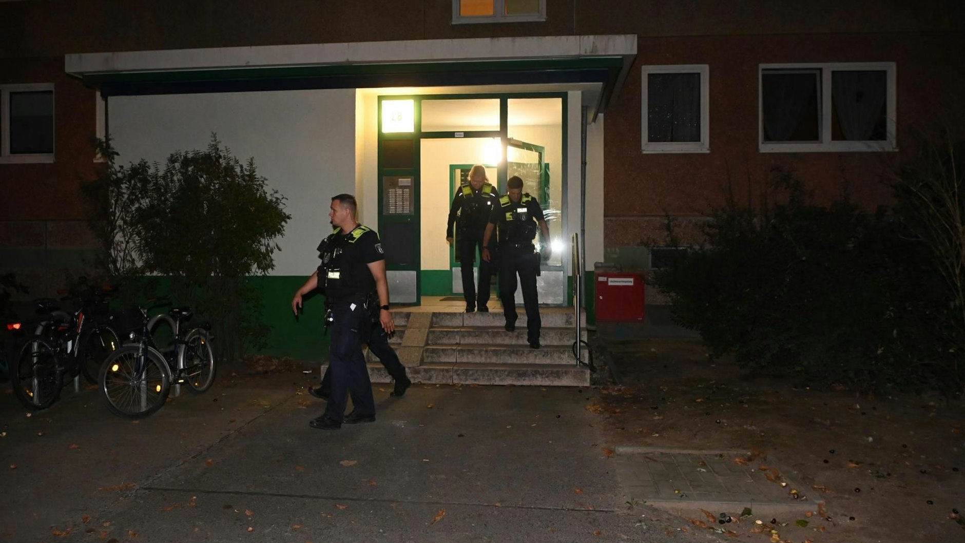 Polizeibeamte am Eingang des Hochhauses an der Wörlitzer Allee