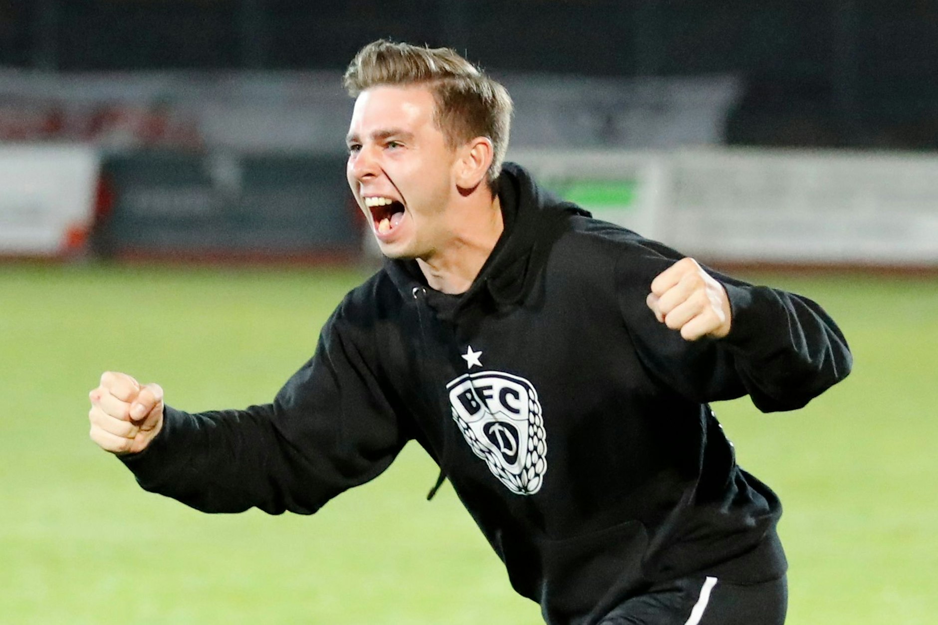 Co-Trainer Nils Weiler holte als Interimschef mit dem BFC Dynamo sieben von neun möglichen Punkten. Klar, dass er nach dem Sieg in Plauen jubelt.