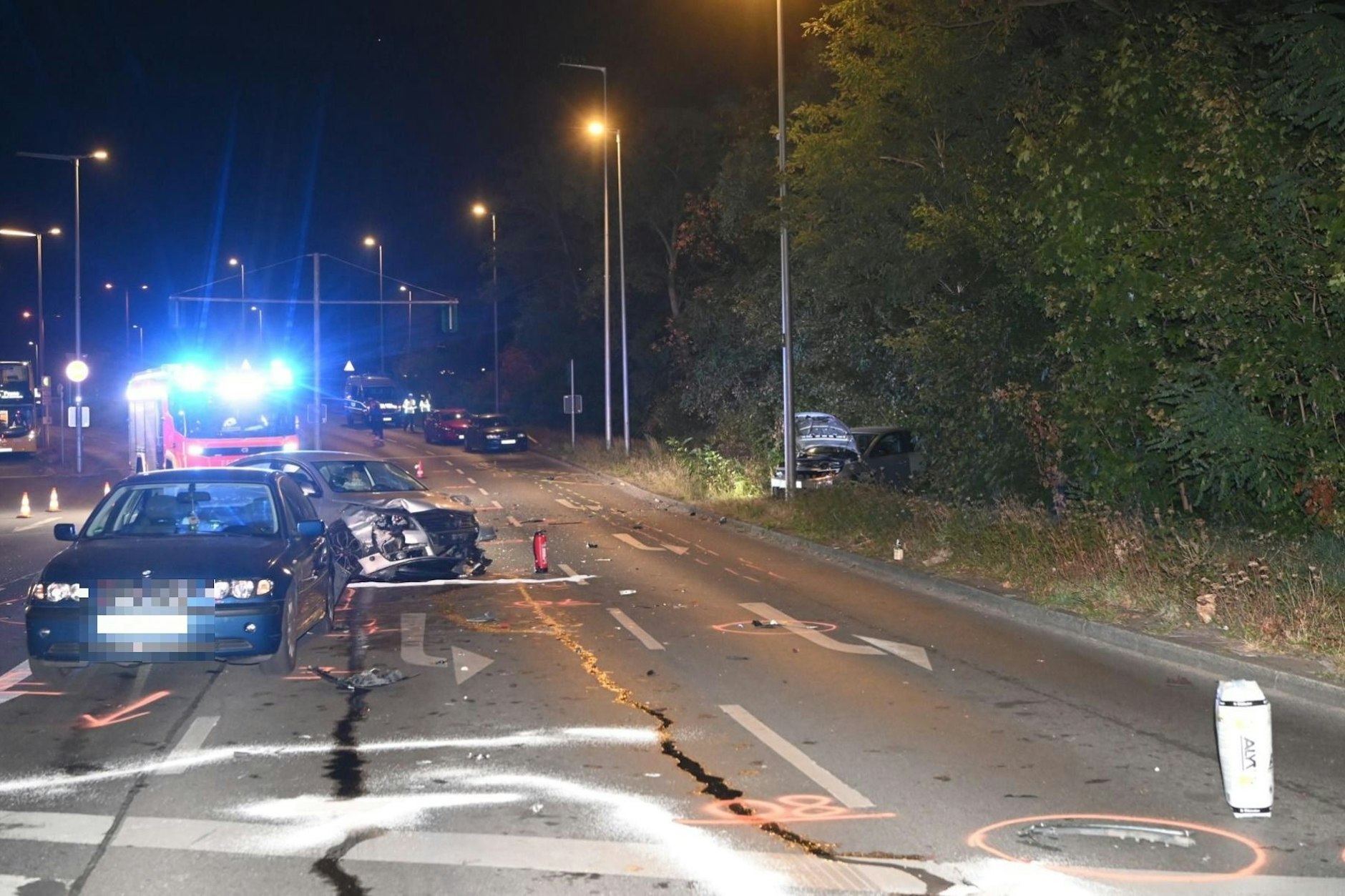 Unfall am Samstagabend: An der Autobahnausfahrt Schloßstraße in Berlin-Steglitz sind mehrere Autos ineinander gefahren.