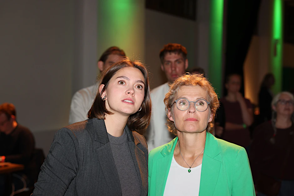 Lange Gesichter auf der Wahlparty: Hanna Große Holtrup (l.), Landesvorsitzende von Bündnis 90/Die Grünen, und Antje Töpfer, die grüne Spitzenkandidatin in Brandenburg