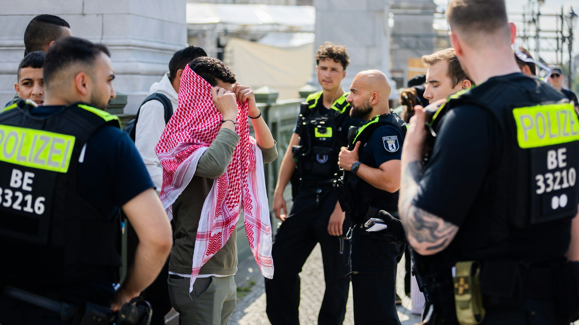 Pro-palästinensische Gegendemonstranten, die im Juni den „Marsch für die Freiheit der Geiseln“ in Berlin stören wollten, werden von Polizisten festgehalten.