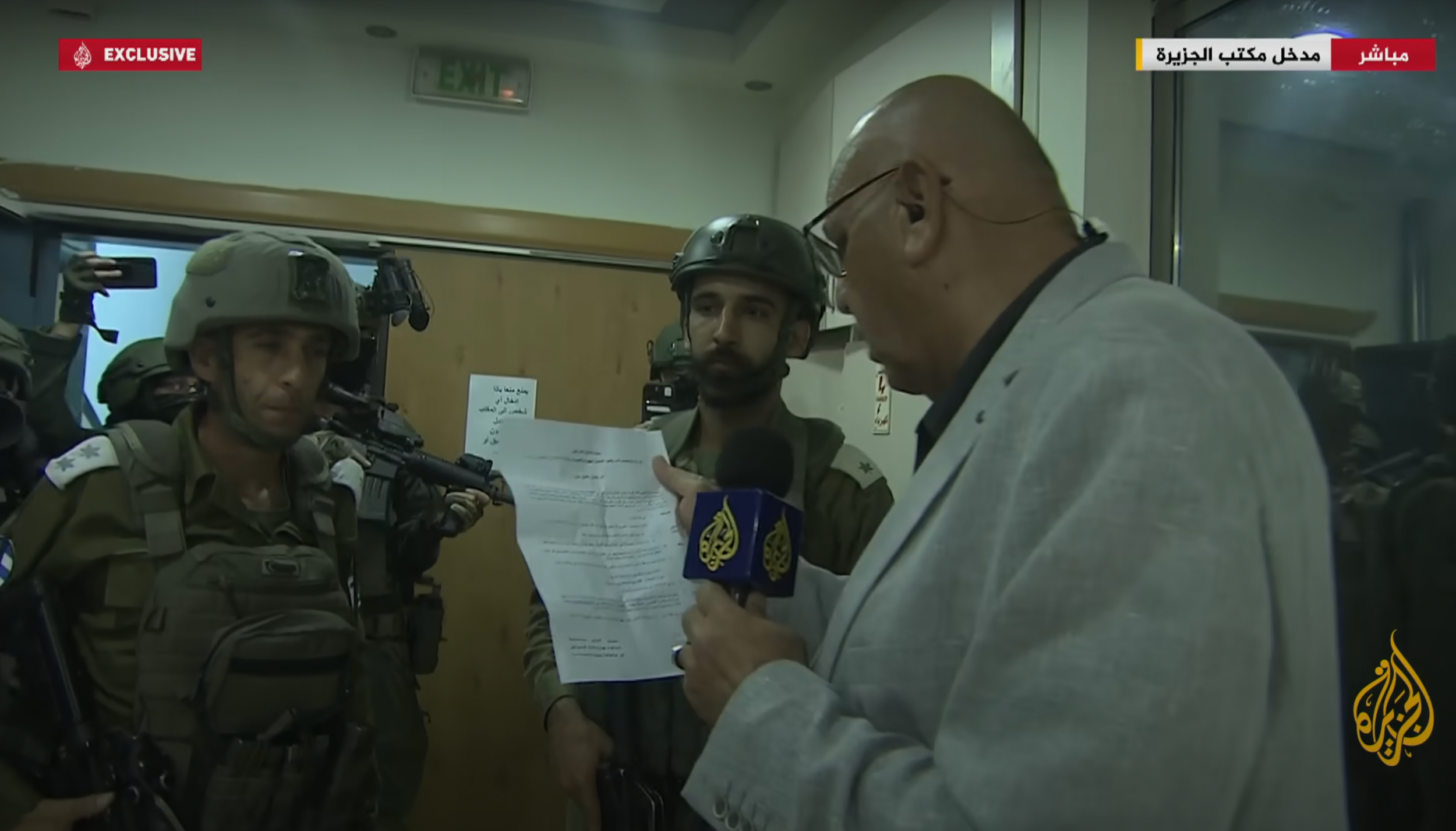 Nahost: Israelische Armee stürmt und schließt Al-Dschasira-Büro vor laufender Kamera