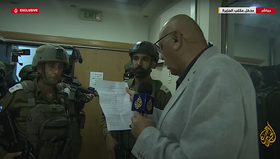 Israelische Soldaten drangen in die Büros des Senders Al-Dschasira im Westjordanland ein und verfügten seine vorläufige Schließung.