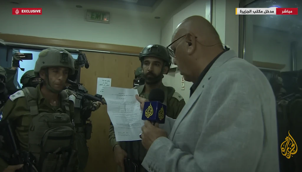 Westjordanland: Israelische Armee stürmt und schließt Al-Dschasira-Büro vor laufender Kamera