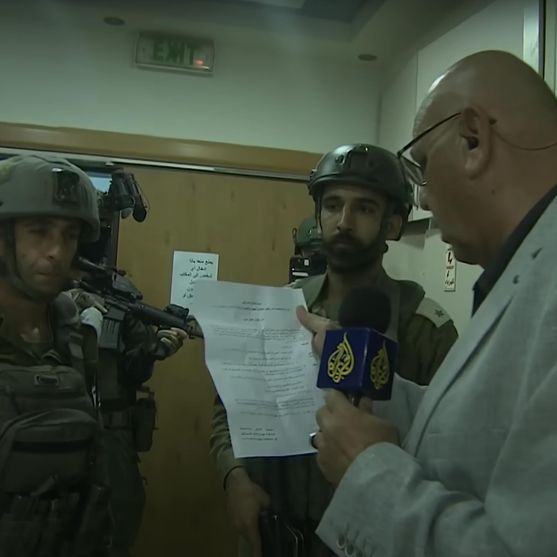 Nahost: Israelische Armee stürmt und schließt Al-Dschasira-Büro vor laufender Kamera