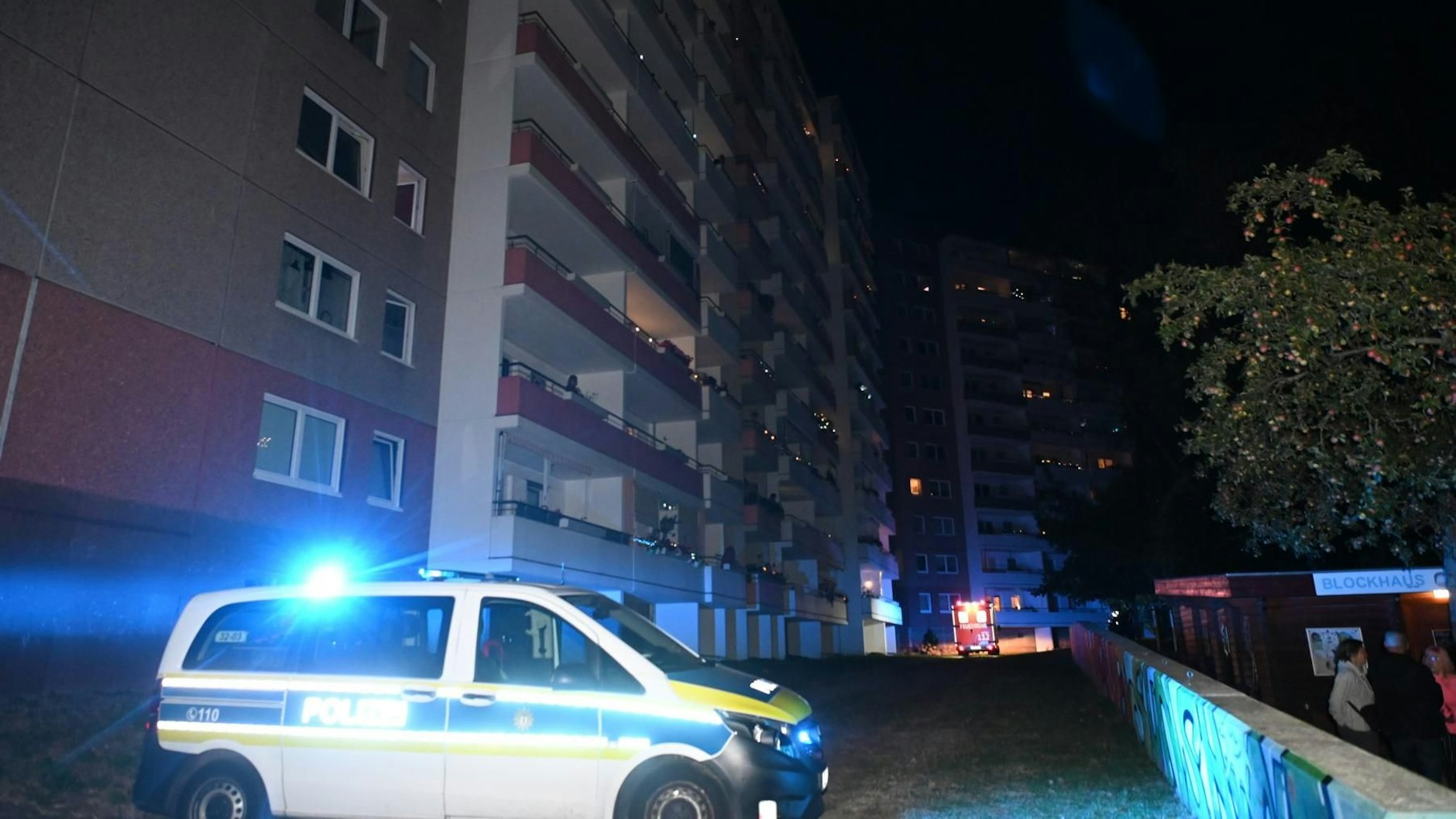 Die Polizei und Feuerwehr in der Wörlitzer Straße in Berlin-Marzahn.