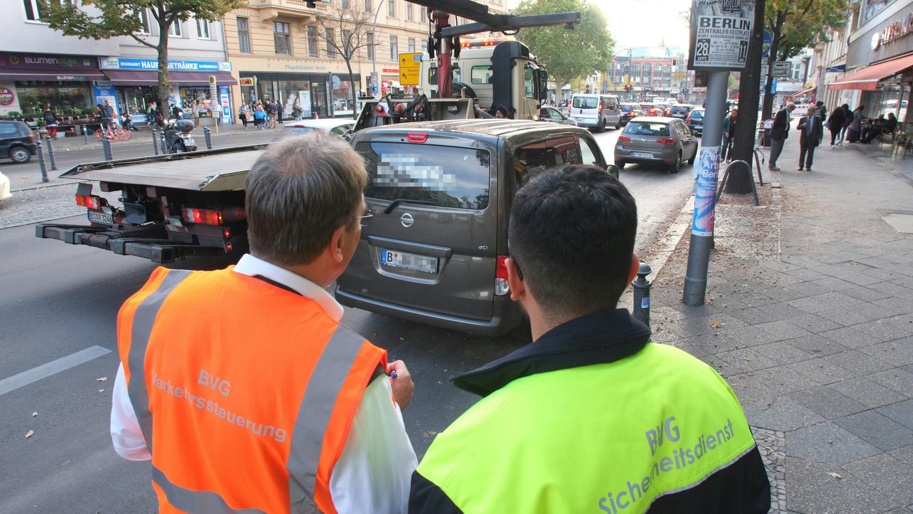 In Hauptstraße in Berlin-Schöneberg lässt die BVG diesen Busspur-Parker abschleppen. 