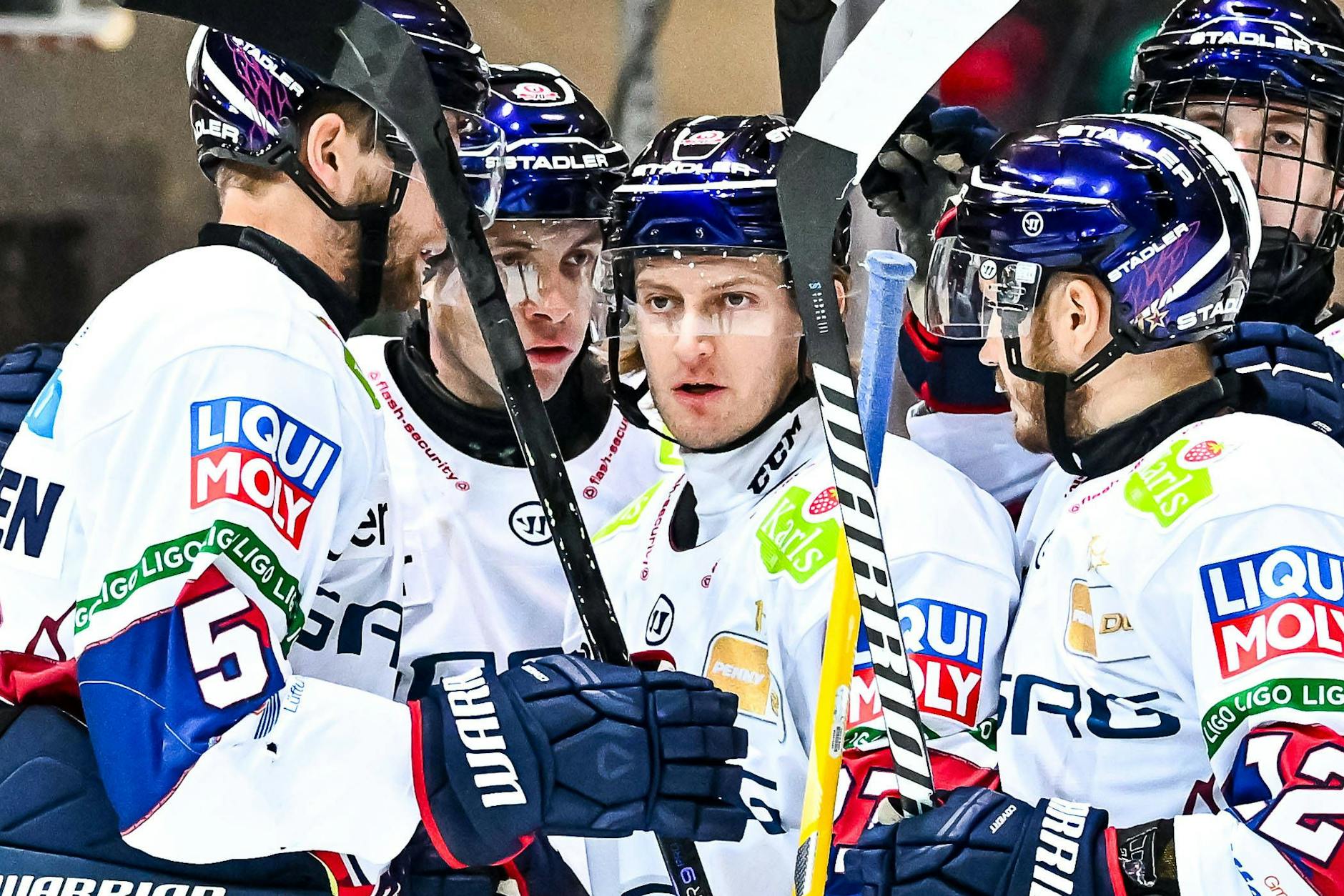 Manuel Wiederer (M.) trifft in Iserlohn gleich doppelt, wird dafür natürlich von seinen Eisbären-Kollegen besonders gefeiert.