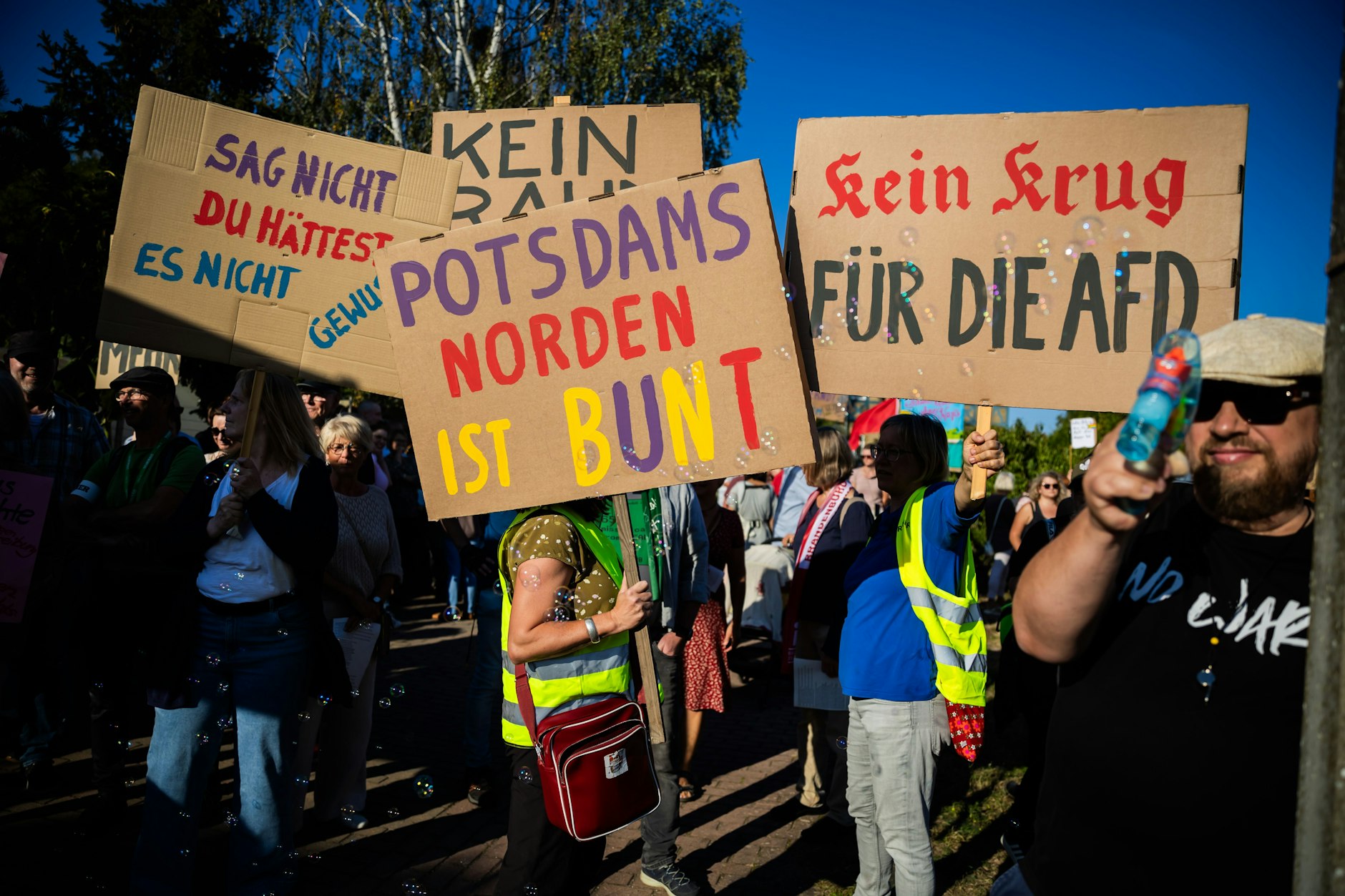 Teilnehmer einer Protestkundgebung gegen die AfD-Wahlparty in Potsdam