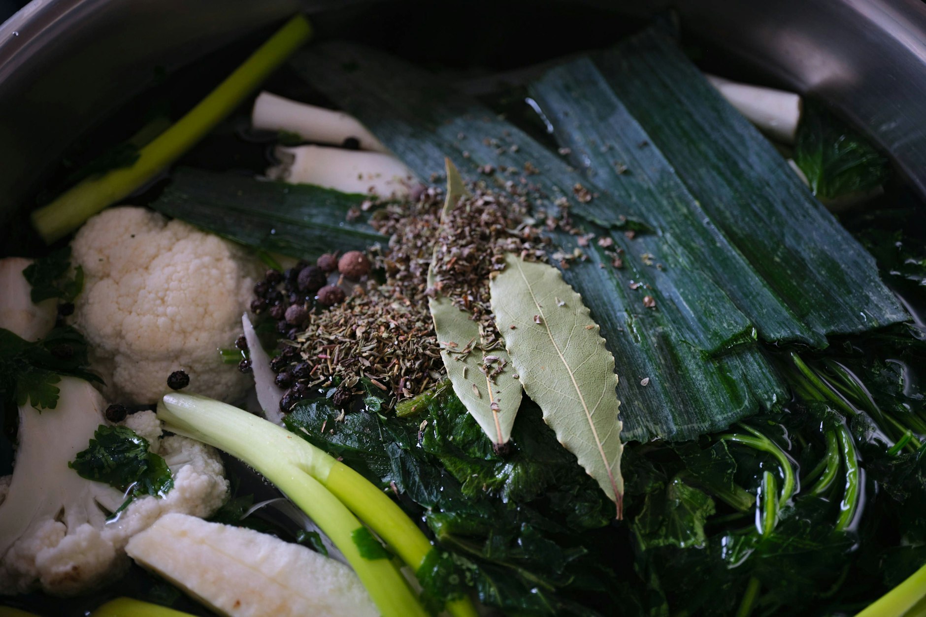 Für vegetarische Fonds eignen sich Petersilie, Thymian und Lorbeerblätter. Fleischfonds profitieren von Rosmarin und Thymian, während Fischfonds Dill und Estragon bevorzugen. Bei Geflügelfonds sind Lorbeer und Thymian eine ideale Wahl.