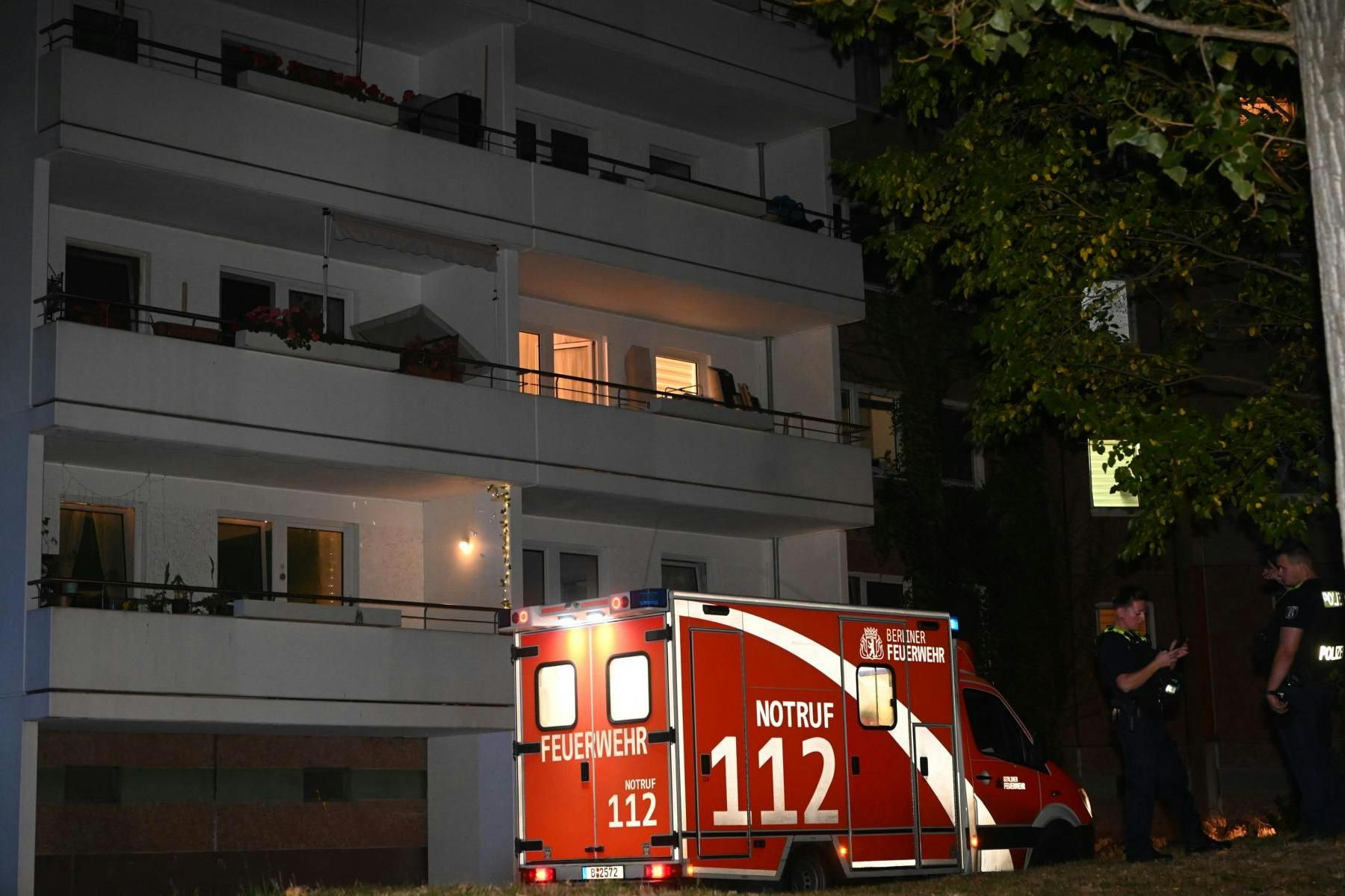 Von einem Balkon im zweiten Stock ist eine junge Frau in Berlin-Marzahn gesprungen.