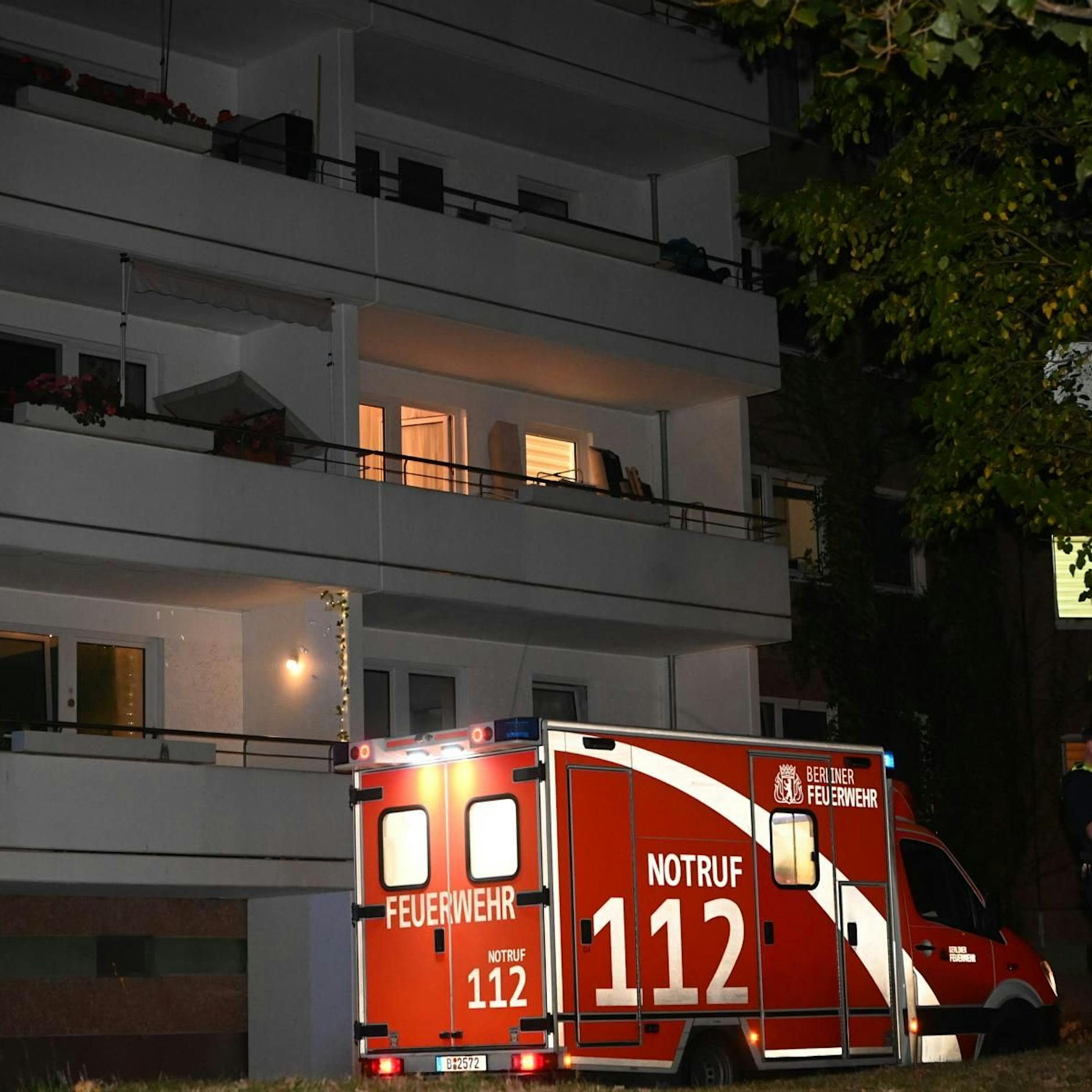 Geschubst oder Flucht vor dem Ex? Frau springt vom Balkon
