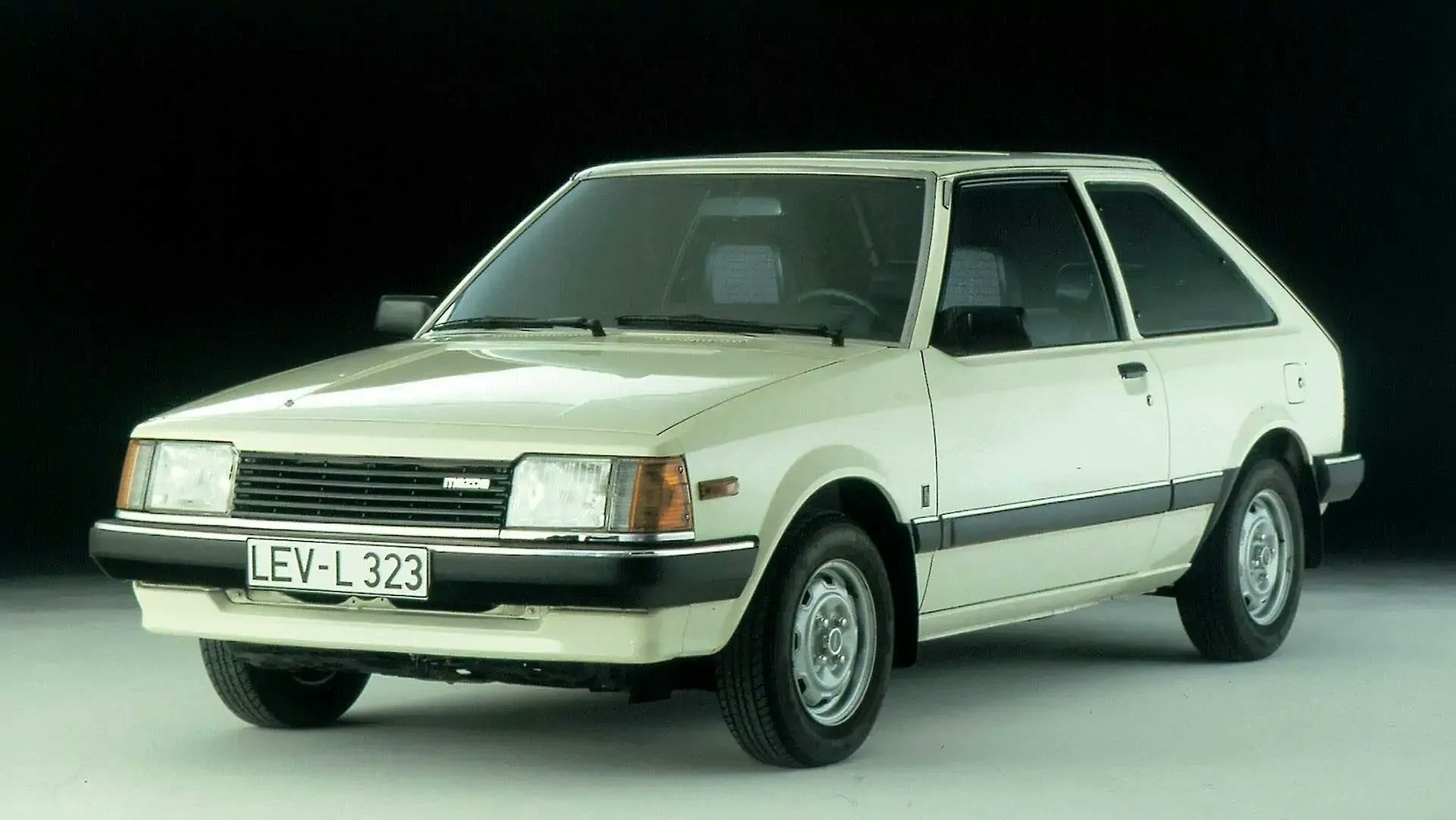 Der Mazda 323: Dieses Modell gab es 1981 zeitgleich in beiden deutschen Staaten.