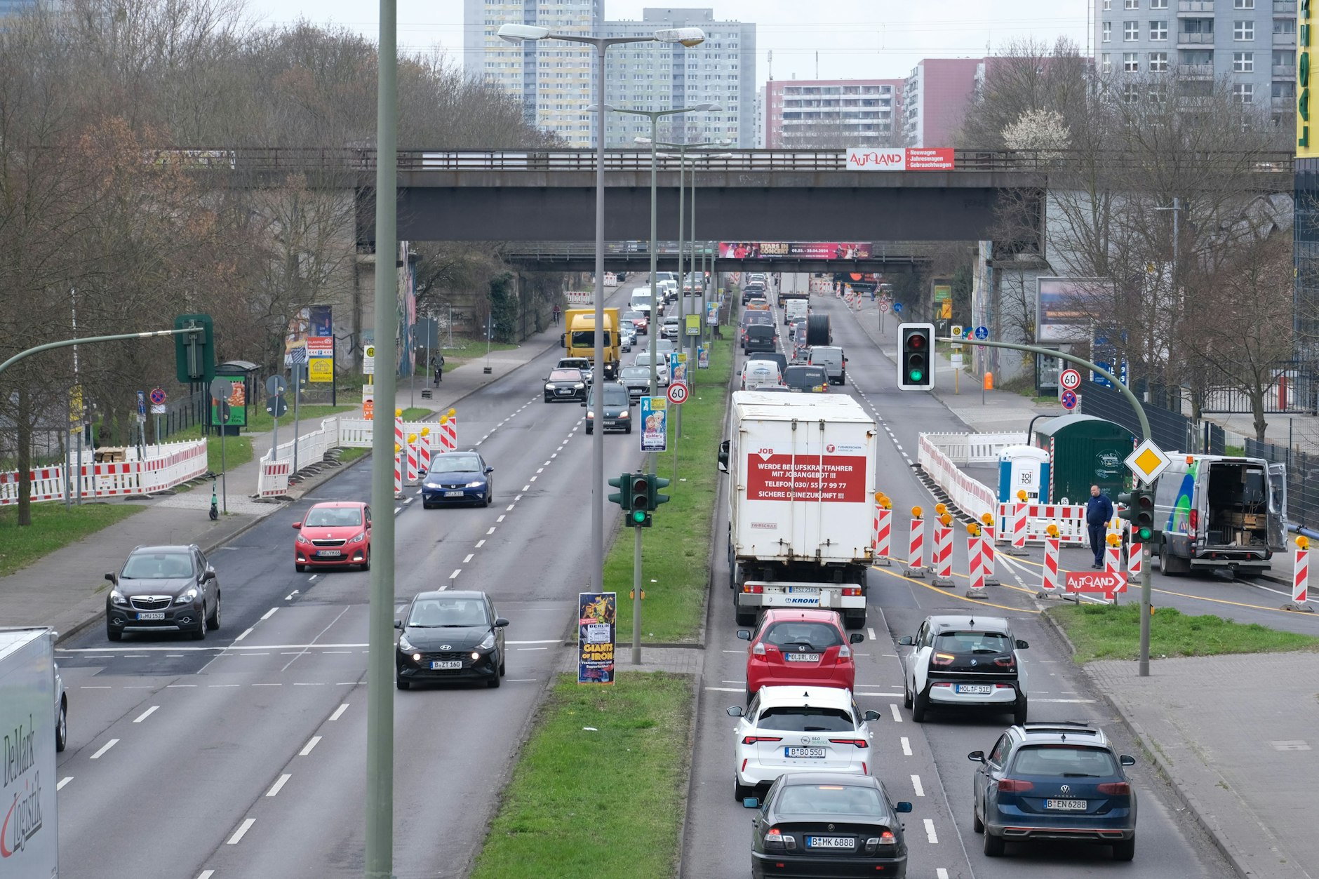 An den Brücken über die B1 wird ab Montag gearbeitet. Bis Mitte Oktober wird jeweils der rechte Fahrstreifen gesperrt, stadteinwärts steht nur ein Fahrstreifen zur Verfügung.