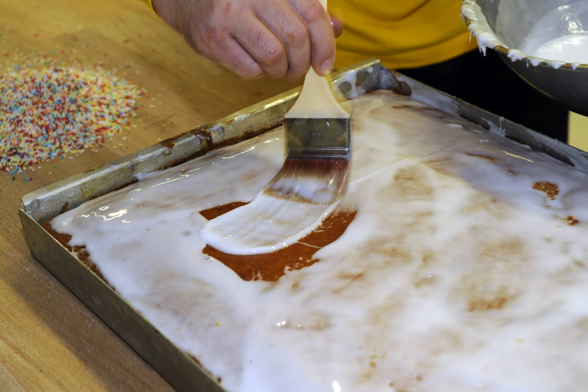 Auf dem Bild sehen Sie einen frisch gebackenen Selterskuchen, goldgelb und luftig, der an die gemütlichen Nachmittage in DDR-Küchen erinnert – mit diesem Original-Rezept gelingt er!