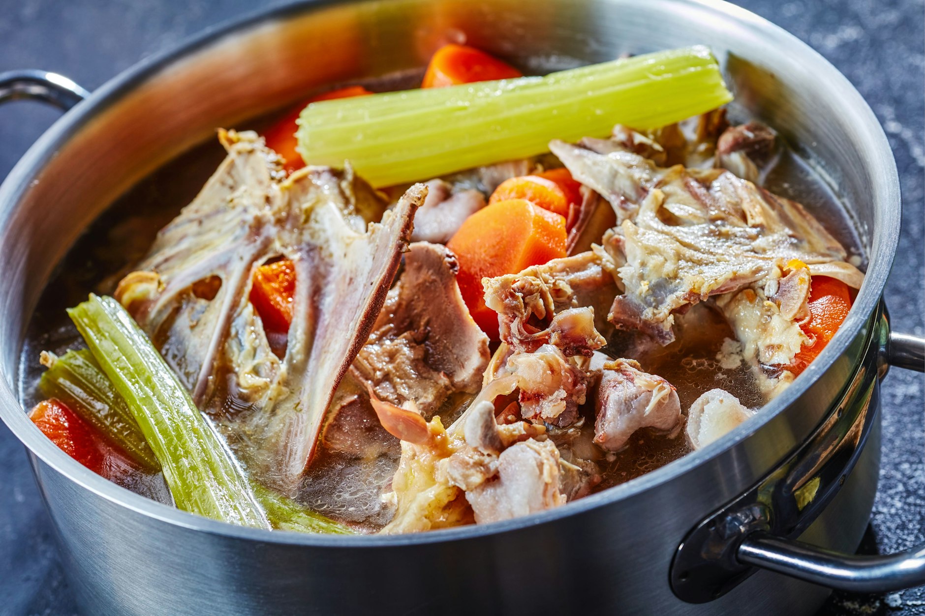 Ein herbstlicher Vorrat: Selbstgemachter Fond aus frischen Zutaten – ideal für Suppen, Saucen und wärmende Gerichte an kühlen Tagen.