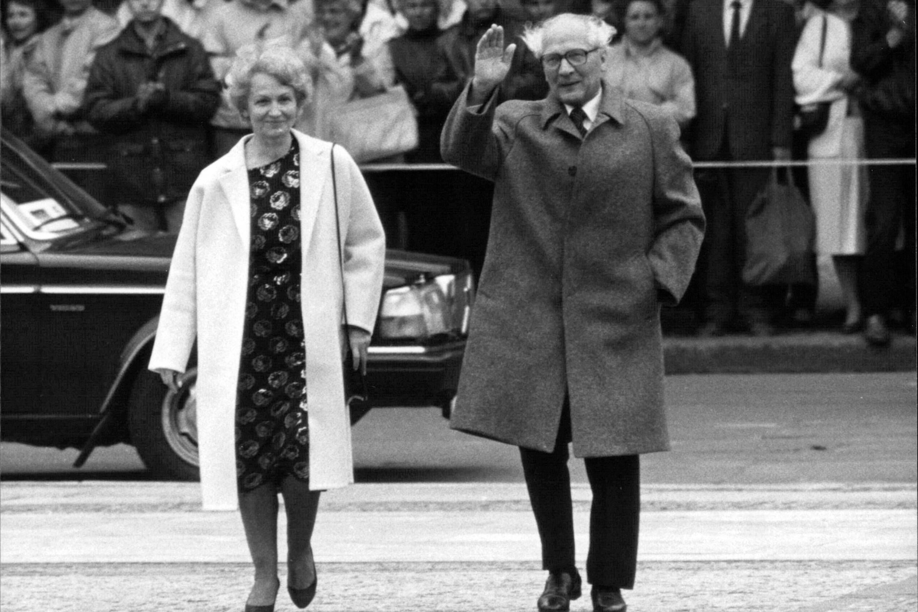 Erich Honecker und seine Gattin Margot fuhren in Westautos vor, wie hier in einem Volvo im Mai 1987 zu einer Veranstaltung der 870 Jahre Berlin-Feierlichkeiten.