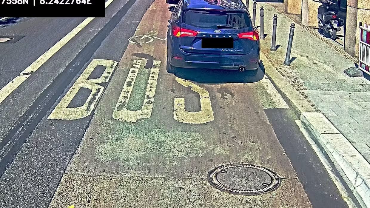 Mit solchen Bildern aus der Buskamera werden in Wiesbaden Busspur-Parker gemeldet.
