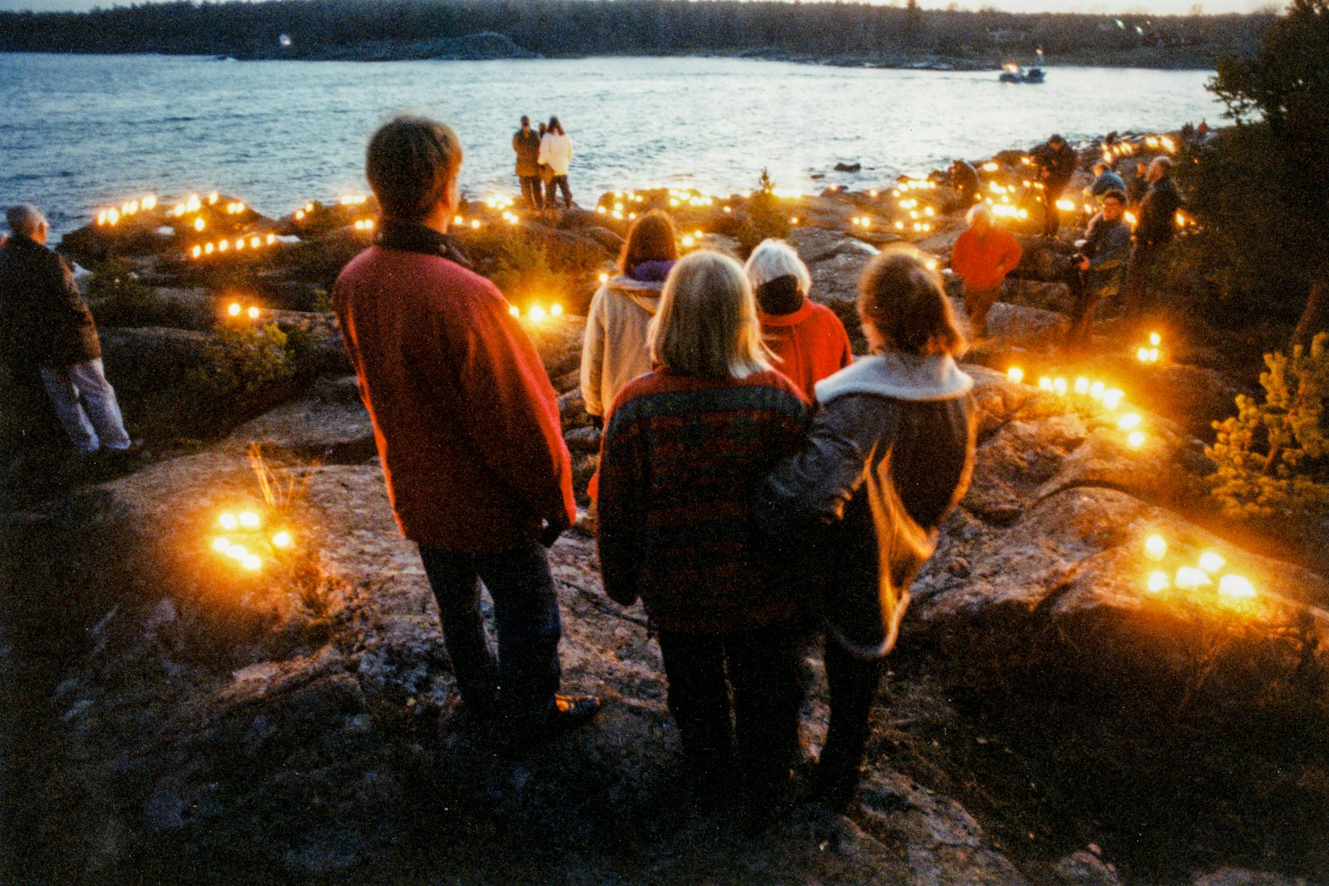 Trauernde Freunde und Angehörige der Opfer des Fährunglücks der M/S Estonia versammelten sich am 7. Oktober 1994 zu einer Gedenkfeier in Grisslehamn, um der Opfer zu gedenken, die starben, als die Passagierfähre M/S Estonia am 28. September 1994 in der Ostsee zwischen sank.