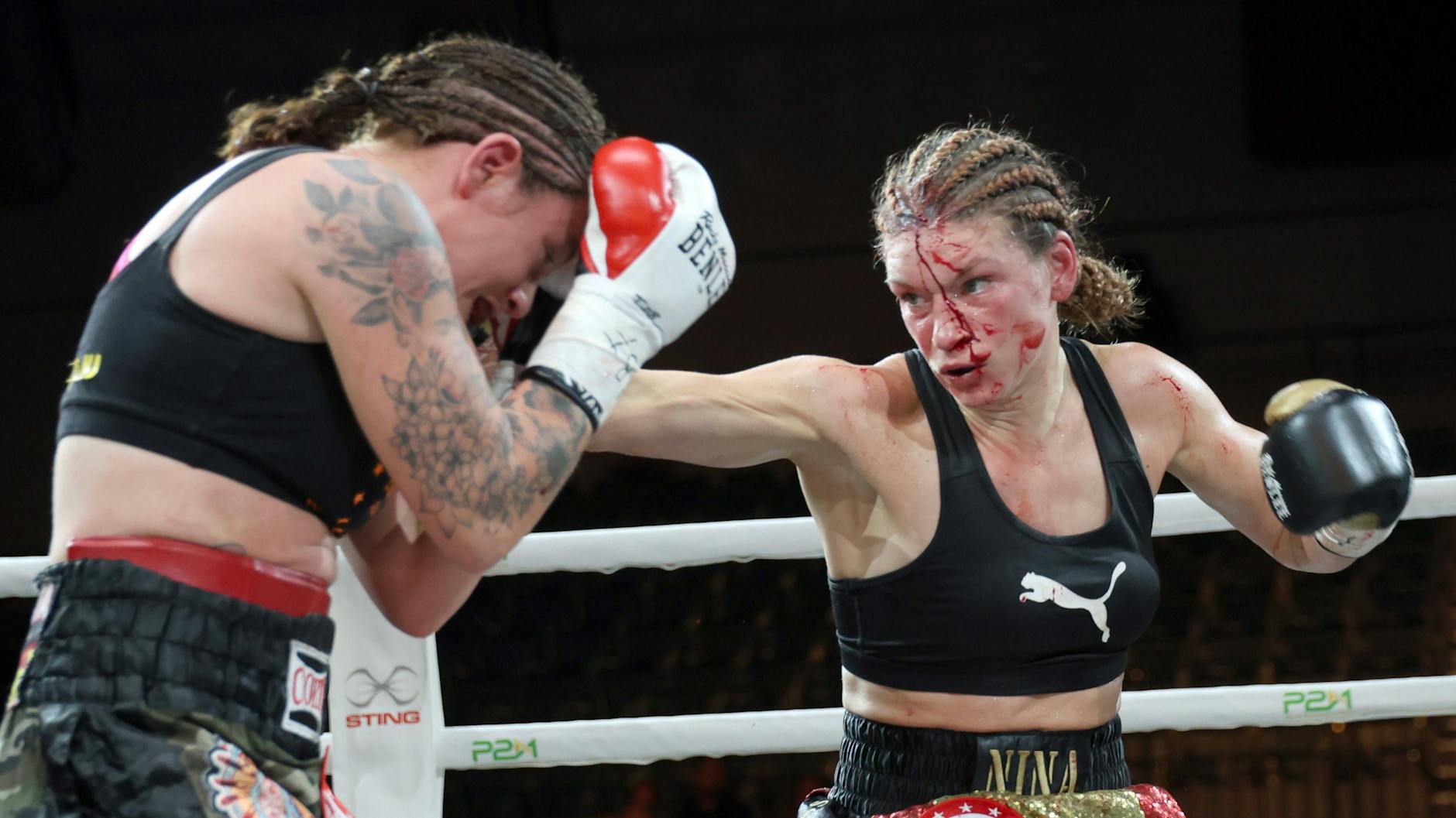 Nina Meinke (r.) blutet aus einem Cut auf der Stirn, teilt aber trotzdem kräftig aus.