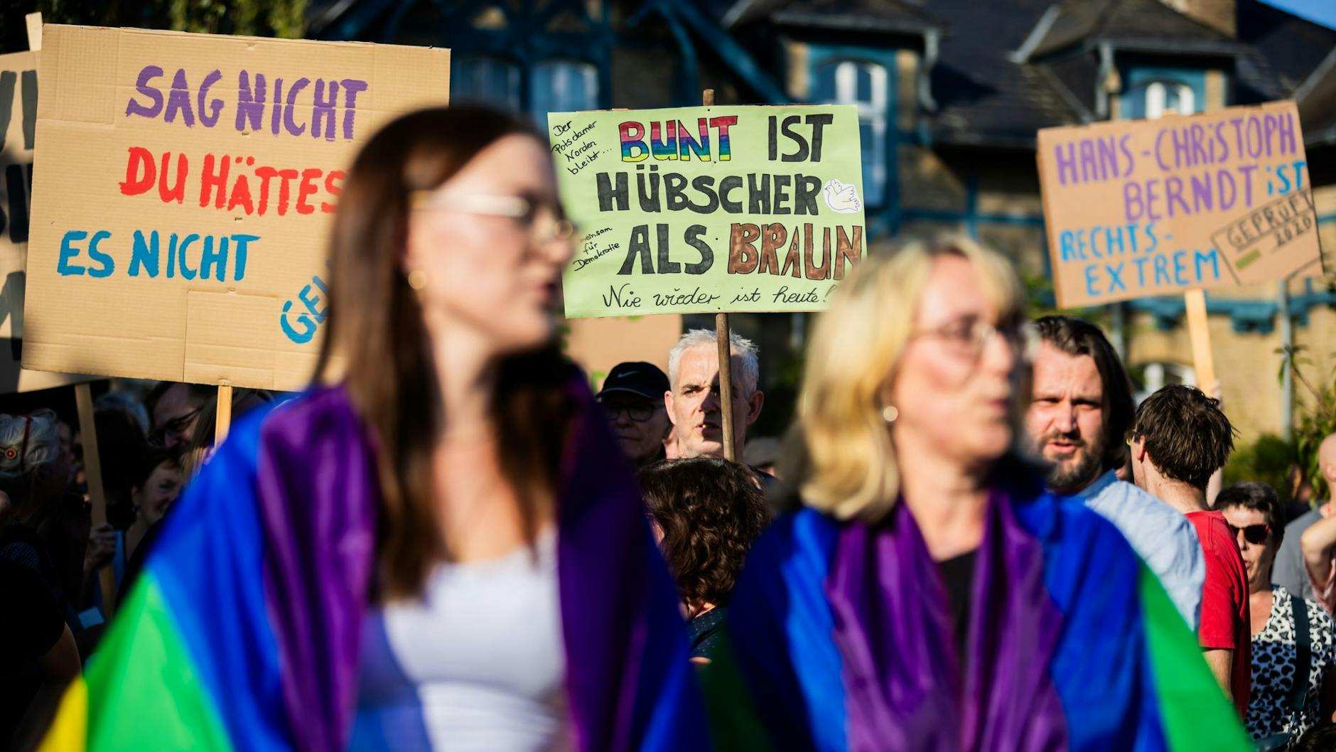 Teilnehmer eines Protests gegen die Wahlparty und rechte Politik der AfD versammeln sich nahe dem Veranstaltungsort der AfD-Wahlparty in Potsdam-Marquardt.