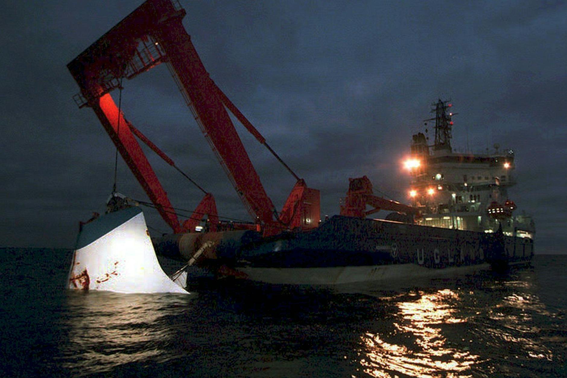 Das Archivbild vom 18.11.1994 zeigt die Bergung der Bugklappe der gesunkenen Fähre "Estonia" durch den norwegischen Eisbrecher "Nordica" nahe der Insel Utoe vor der finnischen Küste. Zum fünften Jahrestag des Untergangs der "Estonia" am Dienstag (28.09.1999) haben Hinterbliebene einen neuen Anlauf angekündigt, doch noch Verantwortliche vor Gericht zur Rechtenschaft zu ziehen.