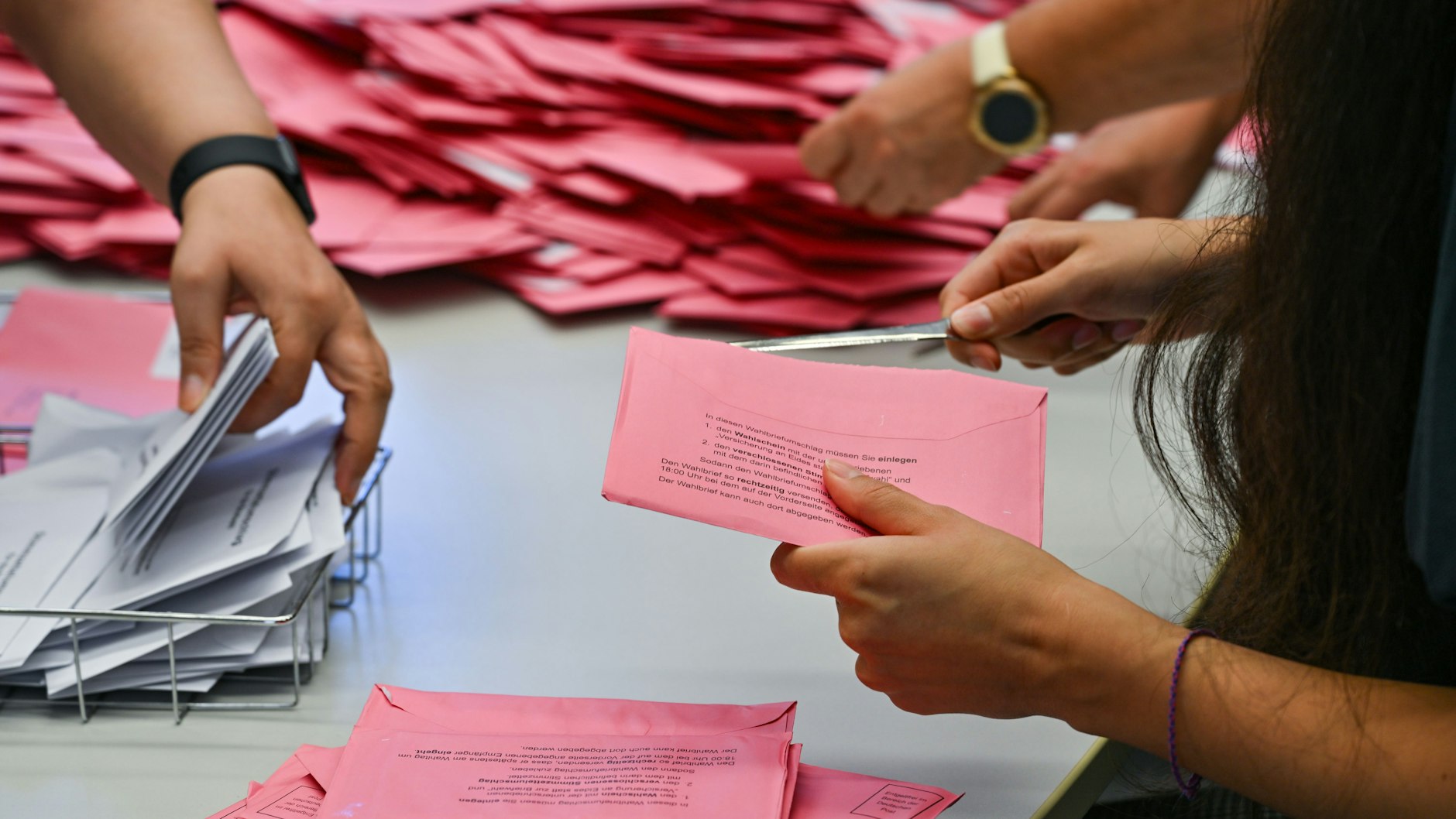 Damit die Briefwahl-Stimmen gültig sind, müssen sie am Wahltag bis 18 Uhr vorliegen.