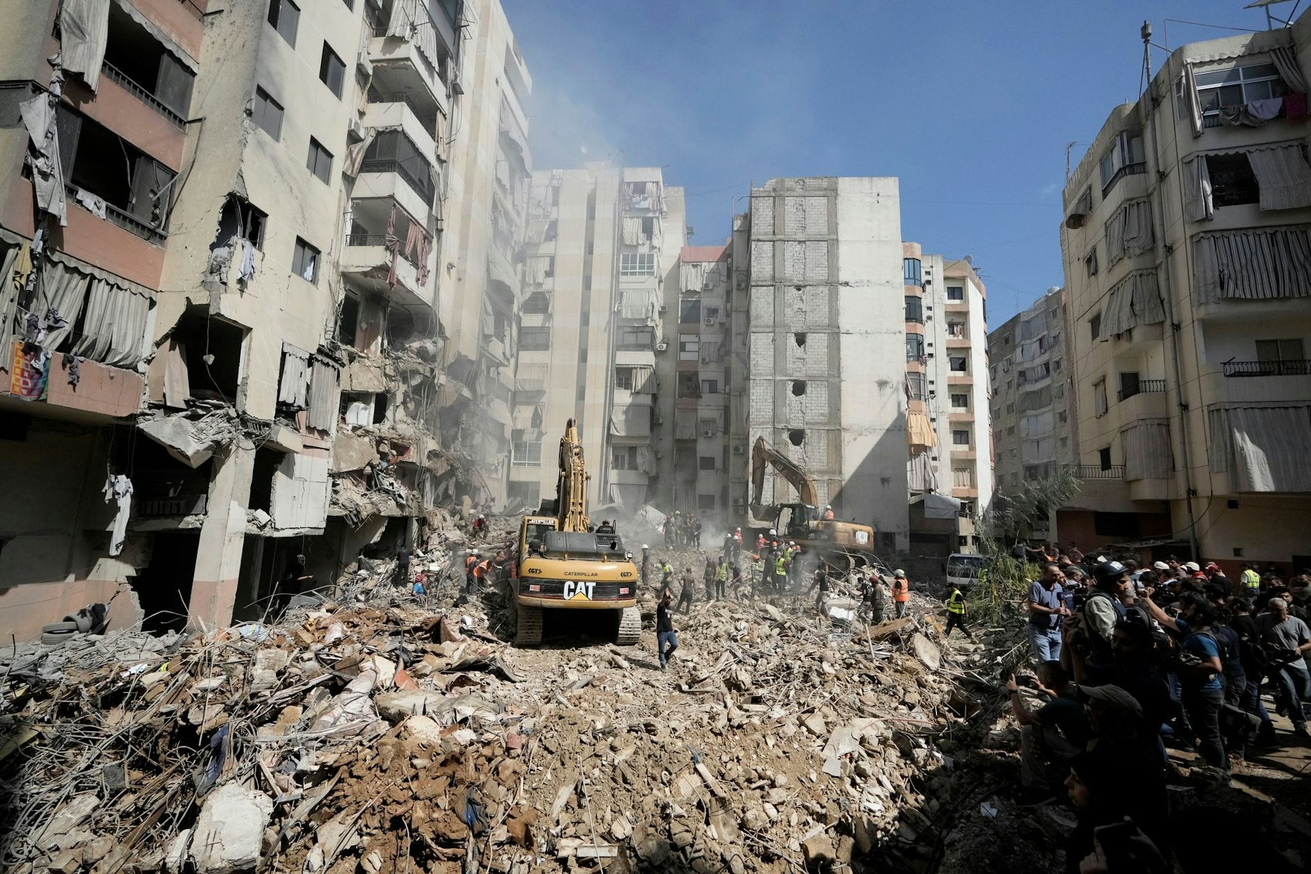 Rettungskräfte setzen Bagger ein, um die Trümmer des israelischen Angriffs vom Freitag in den südlichen Vororten von Beirut zu beseitigen.&nbsp;