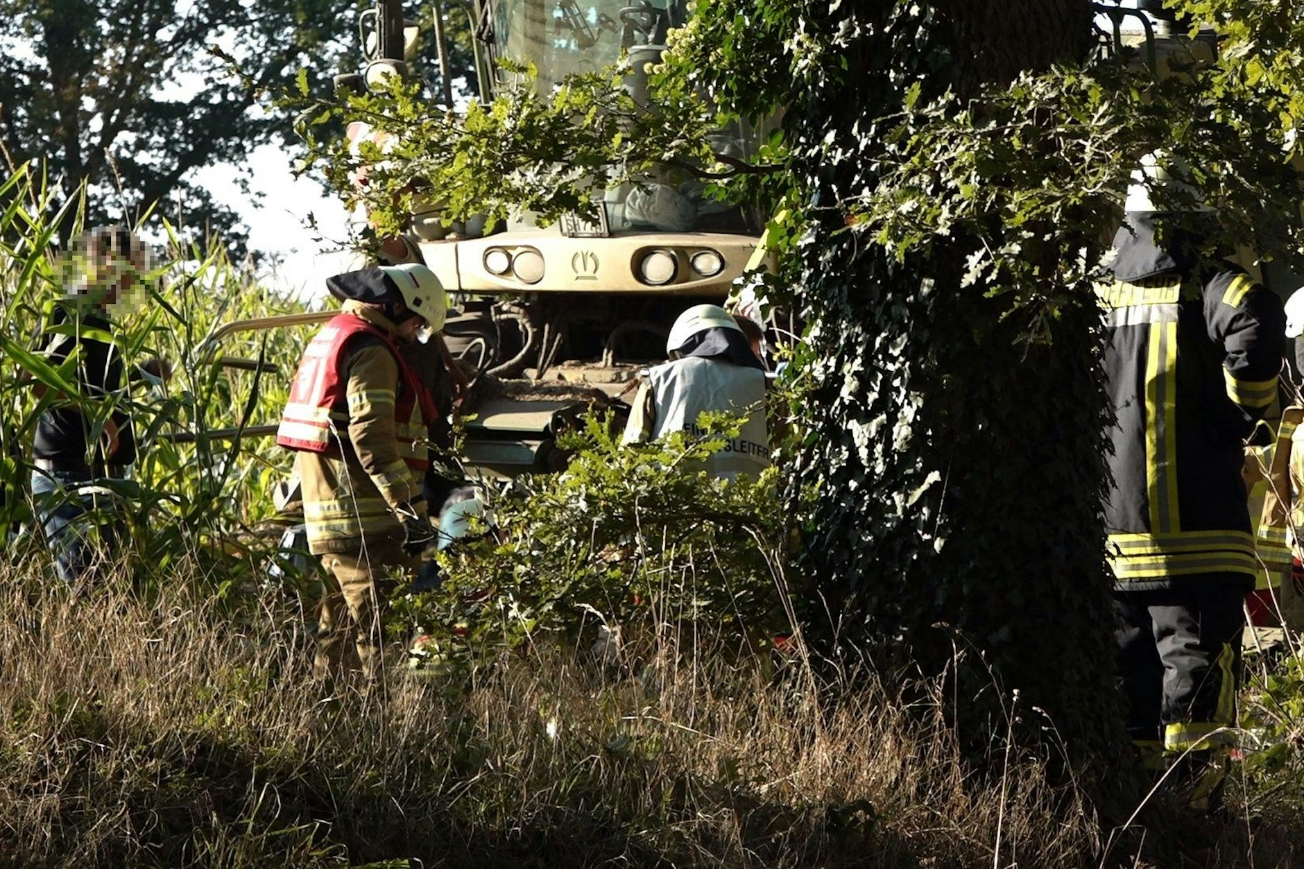 Der junge Mann geriet in Niedersachsen in einen Maishäcksler. Freunde standen daneben, mussten alles mit ansehen.