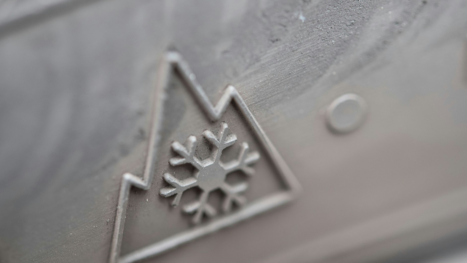 Auf Winterreifen ist ab Oktober das Alpine-Symbol (Schneeflocke) Pflicht.
