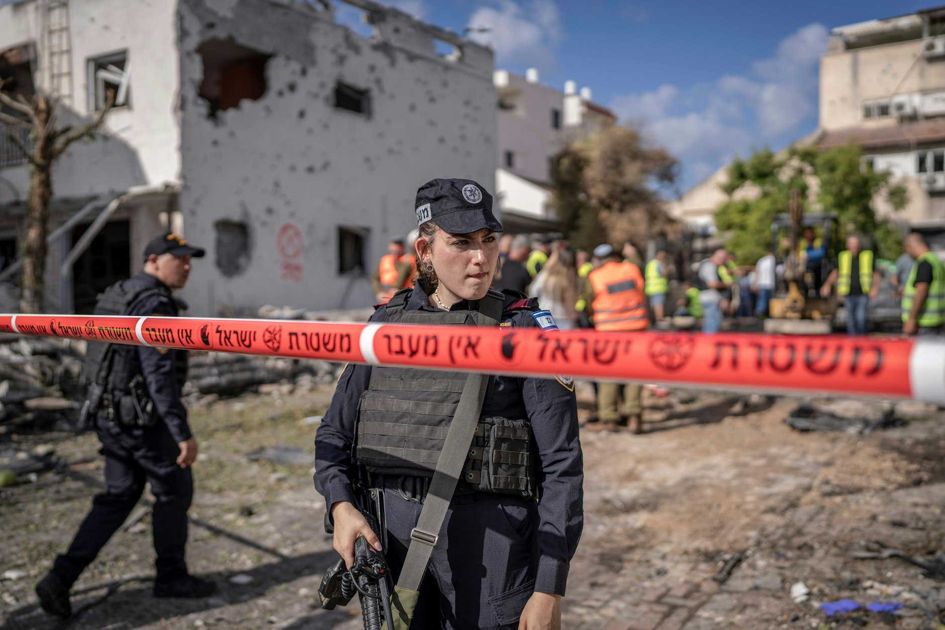 Kirjat Bialik: Sicherheitskräfte stehen vor beschädigten Gebäuden nach einem angeblichen Angriff der pro-iranischen Hisbollah-Miliz.&nbsp;