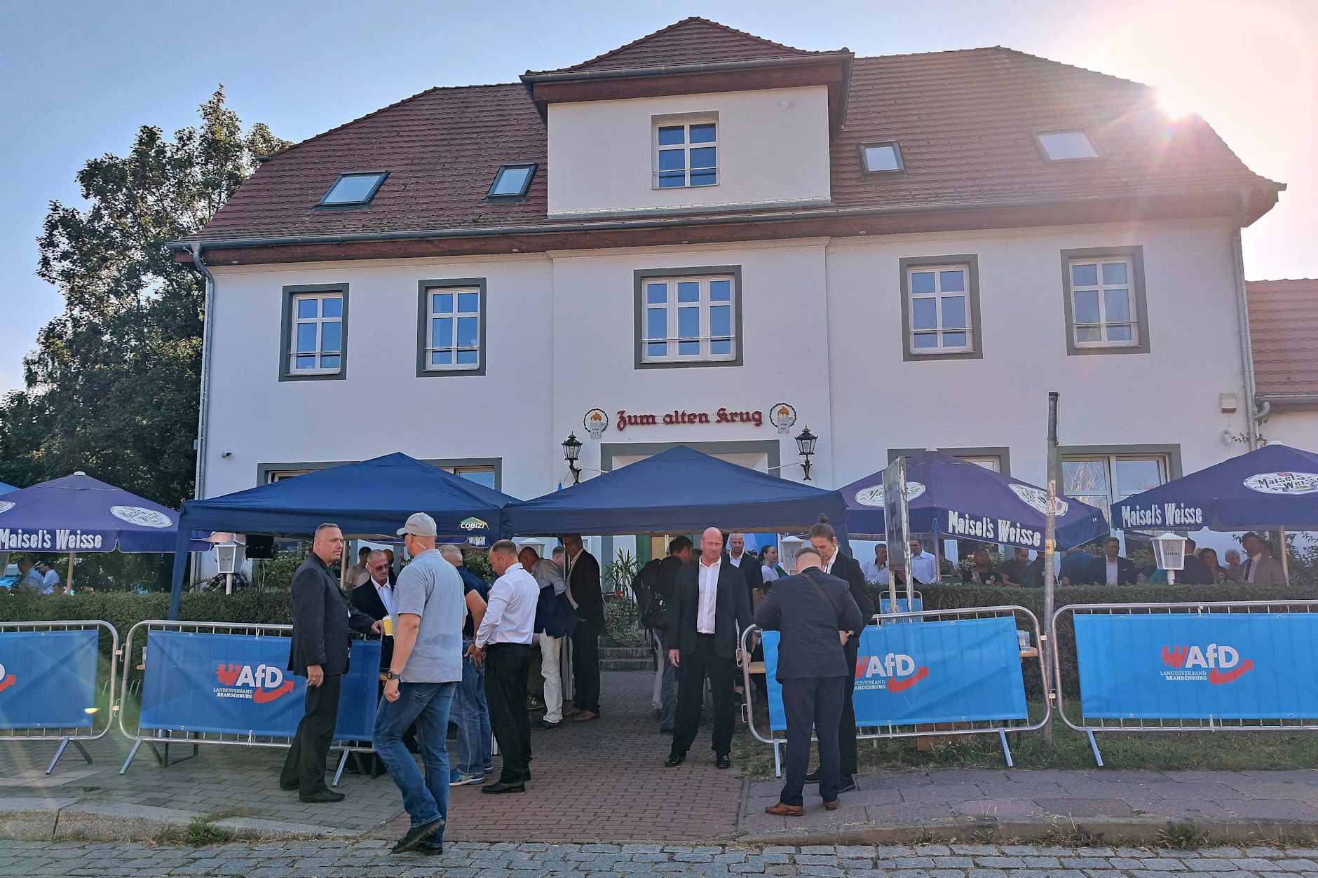 Die AfD-Unterstützer feierten das hohe Wahlergebnis für die Rechtsextremen mit einem Abschiebesong.