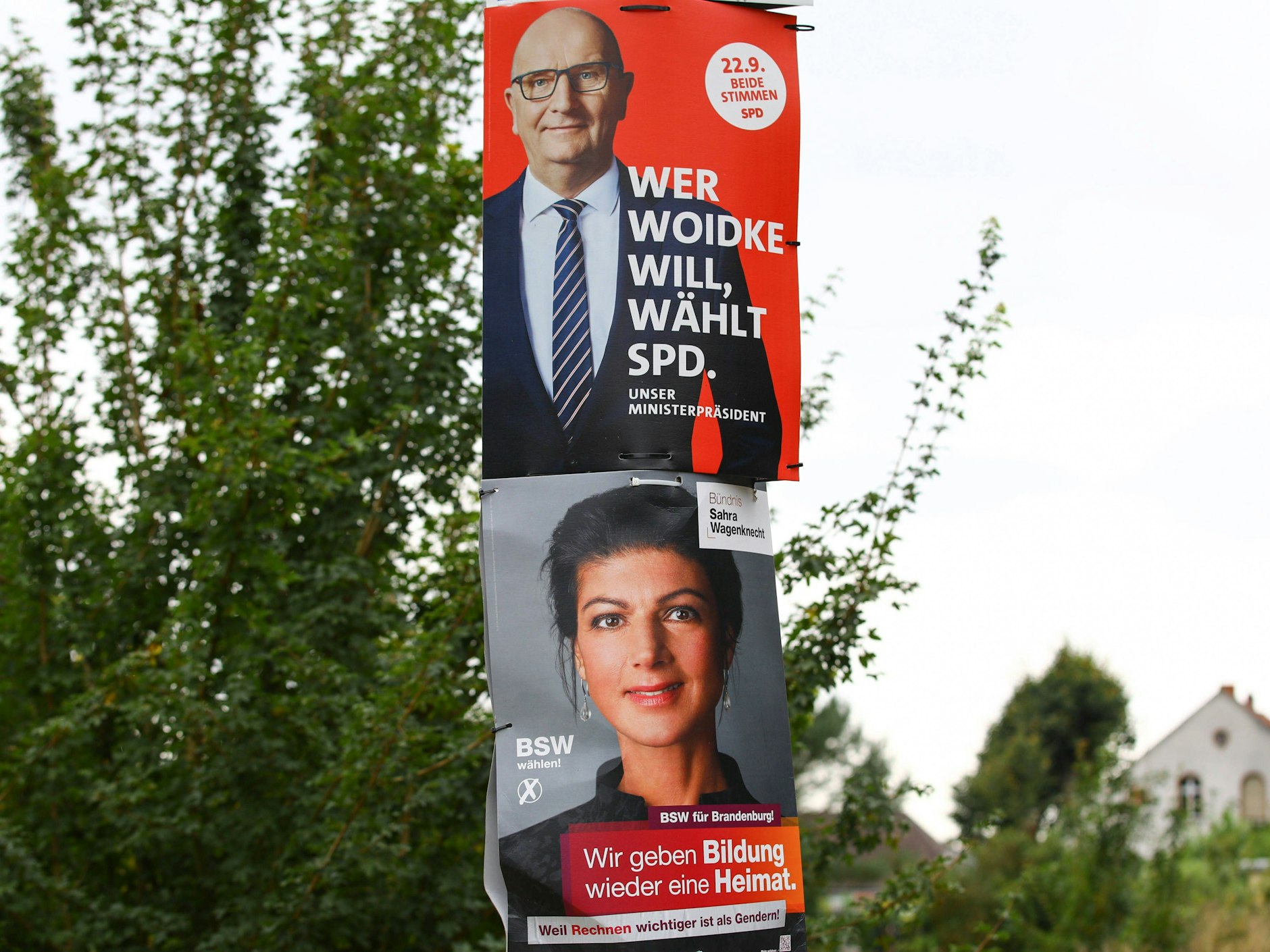 Auf den Wahlplakaten gab es schon eine Nähe: Dietmar Woidke und Sahra Wagenknecht. Sie stand zwar persönlich nicht zur Wahl, ihr Foto war aber überall präsent.