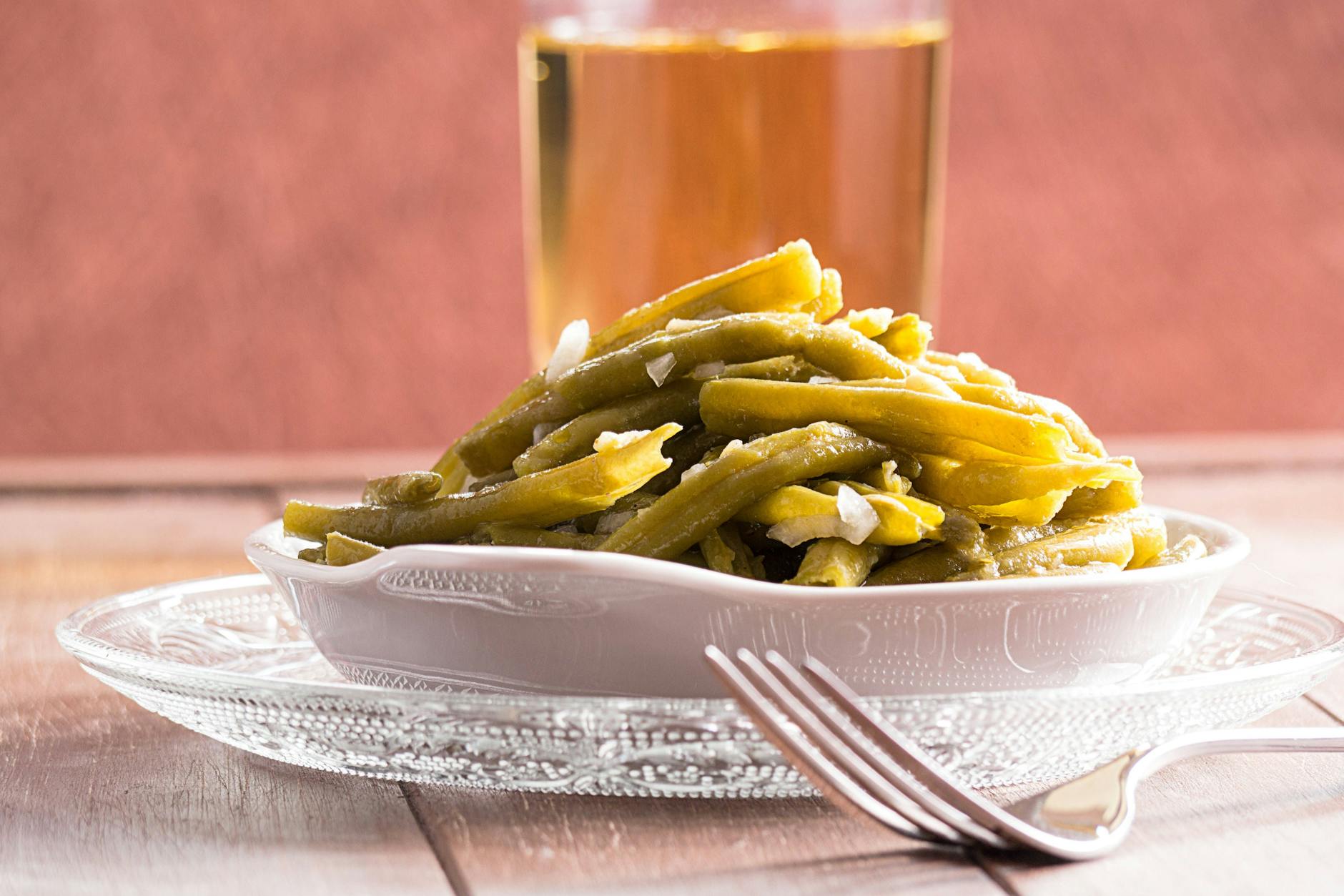 Sie brauchen für den Bohnensalat brauchen Sie nur eine Handvoll Zutaten und 15 Minuten Zeit.