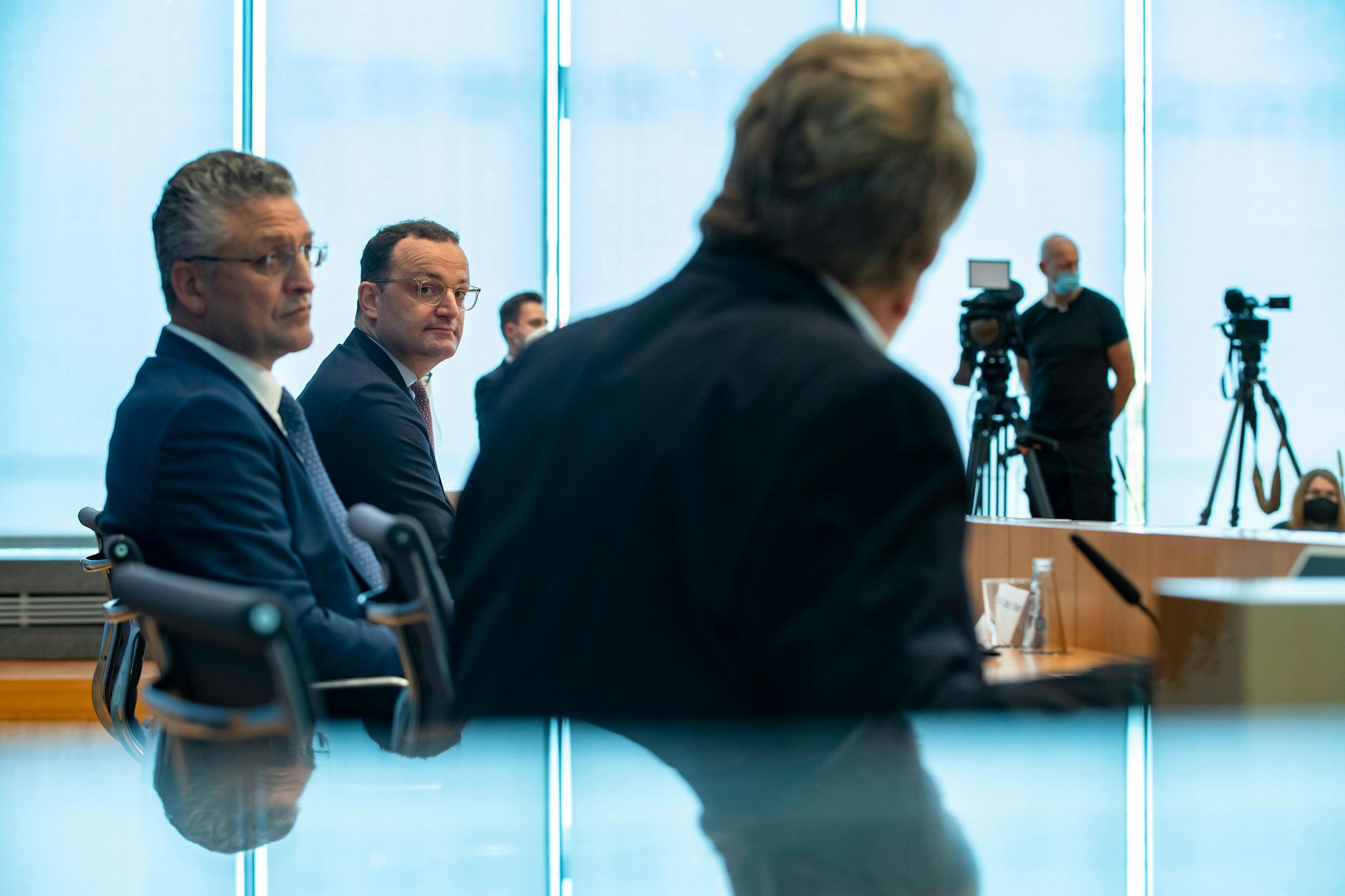 El ministro federal de Sanidad, Jens Spahn, el presidente del RKI, Lothar Feller, y el presidente de STIKO, Thomas Mertens, en una conferencia de prensa sobre la pandemia de coronavirus en octubre de 2021.