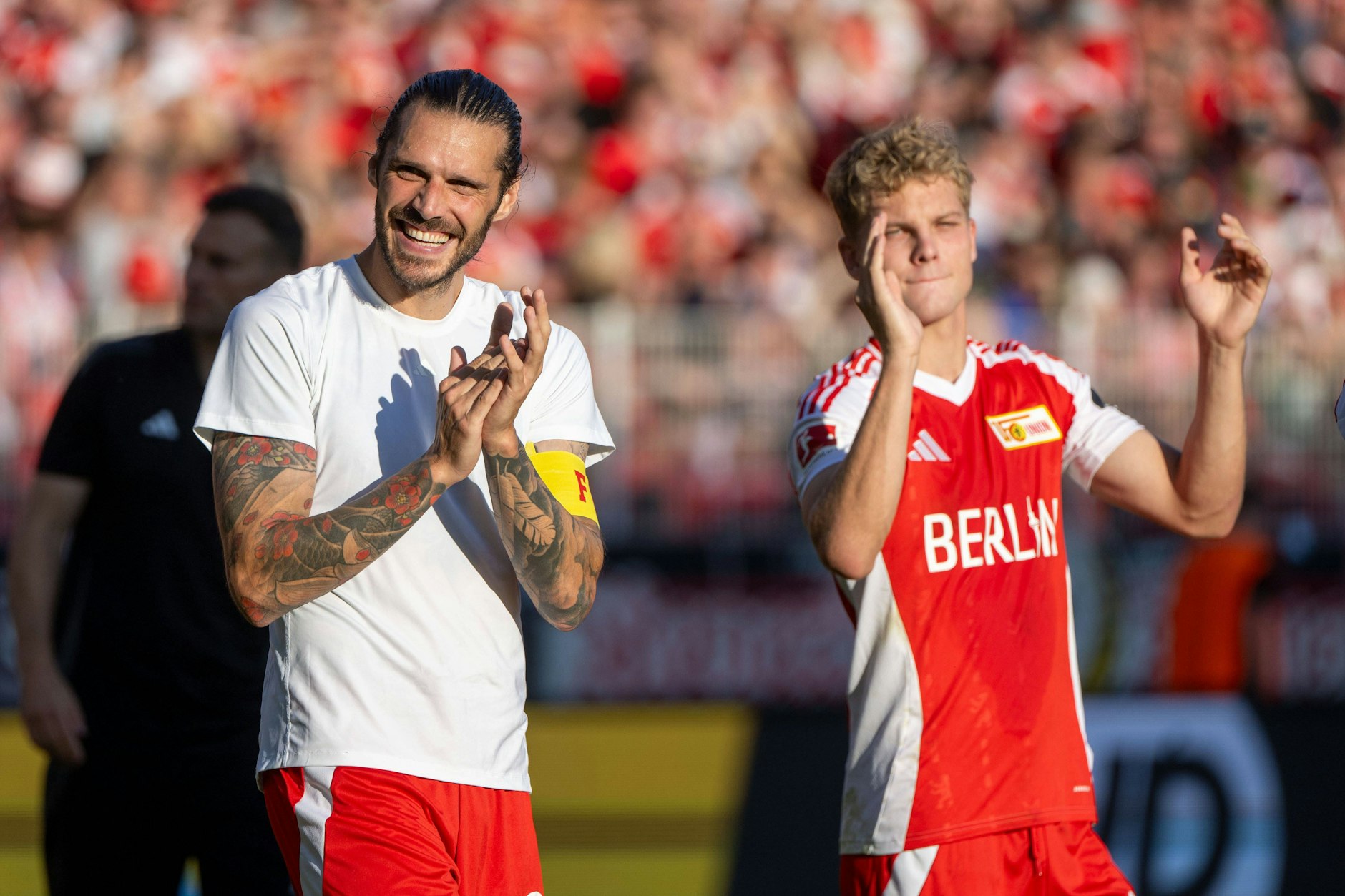 Christopher Trimmel klatscht nach dem 2:1 über Hoffenheim vor den Fans. Rechts macht Andras Schäfer mit.