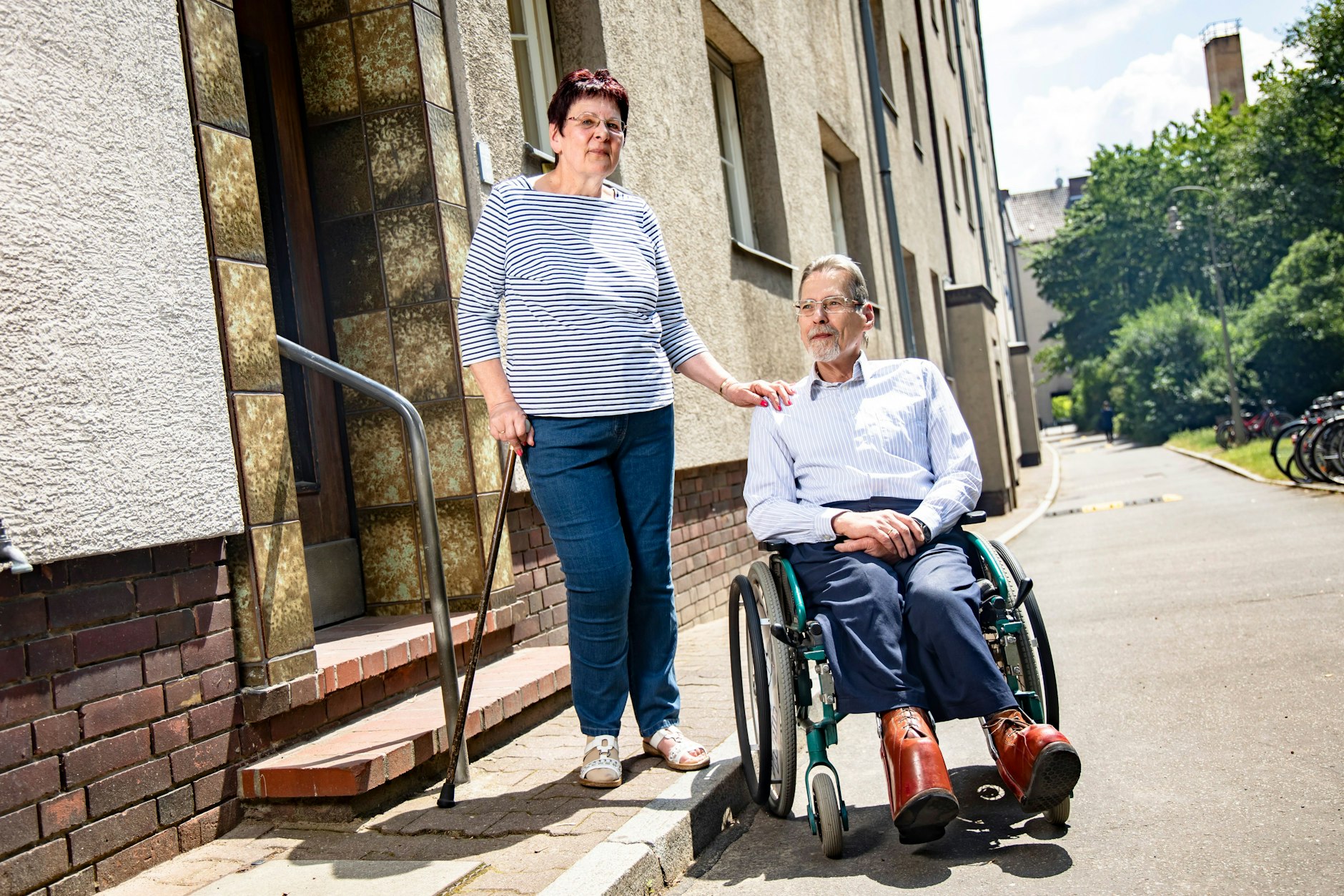 Daniela und Michael Starke vor ihrem Haus in der Siedlung am Bayernring