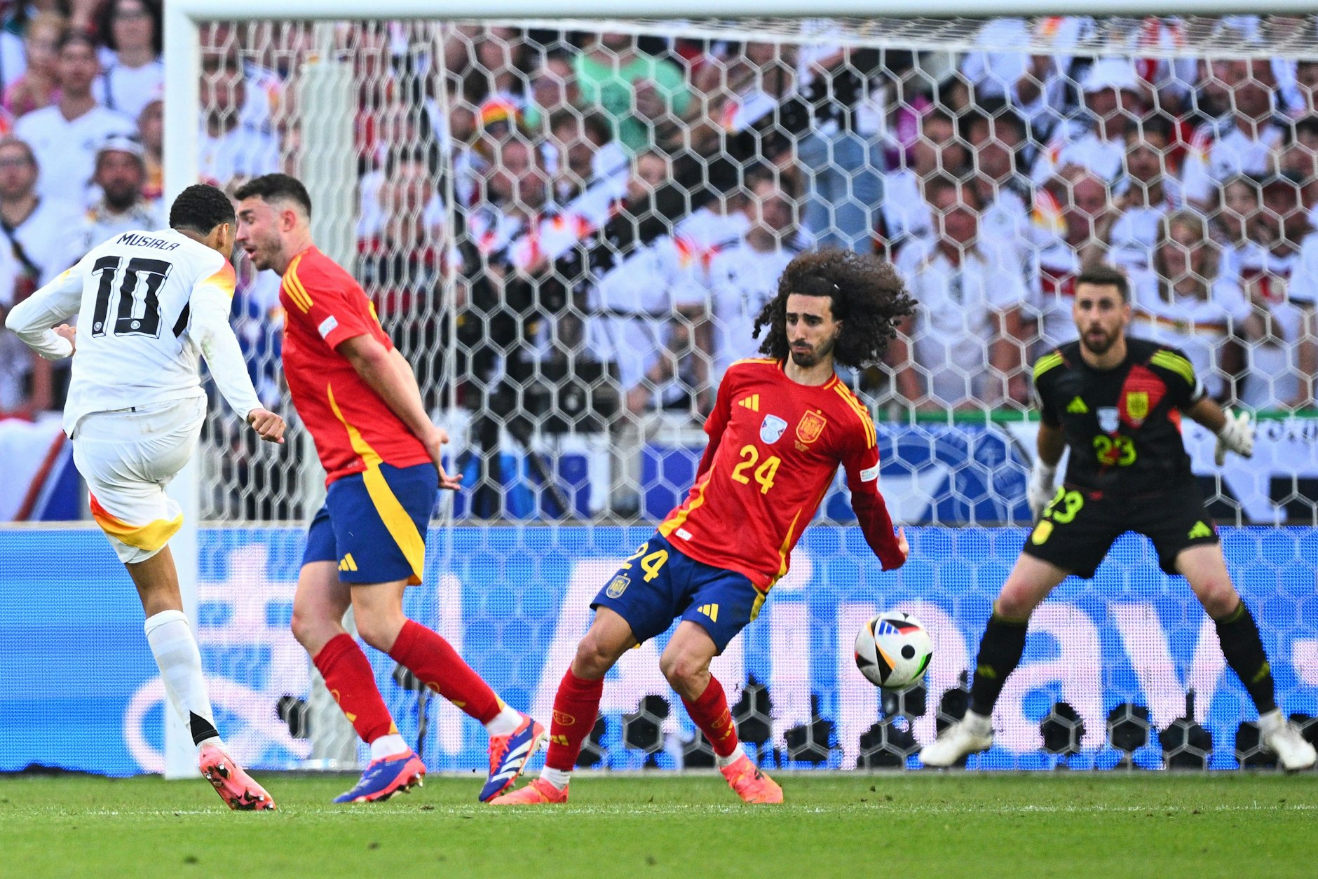 Marc Cucurella wehrt den Schuss von Jamal Musiala (l.) mit dem linken Unterarm ab.