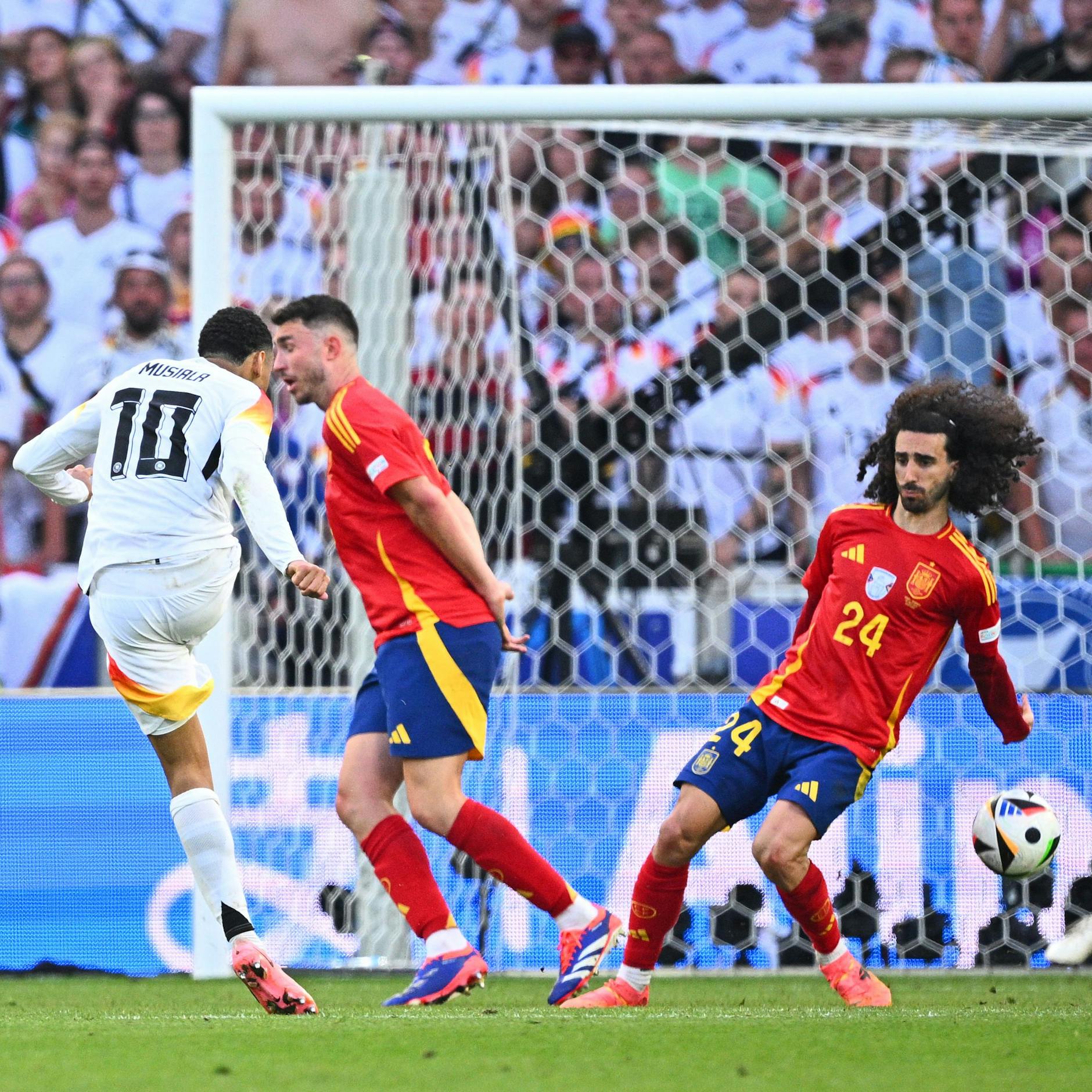 Image - Uefa wertet verwehrten Elfmeterpfiff bei Cucurella-Handspiel offenbar als Fehler