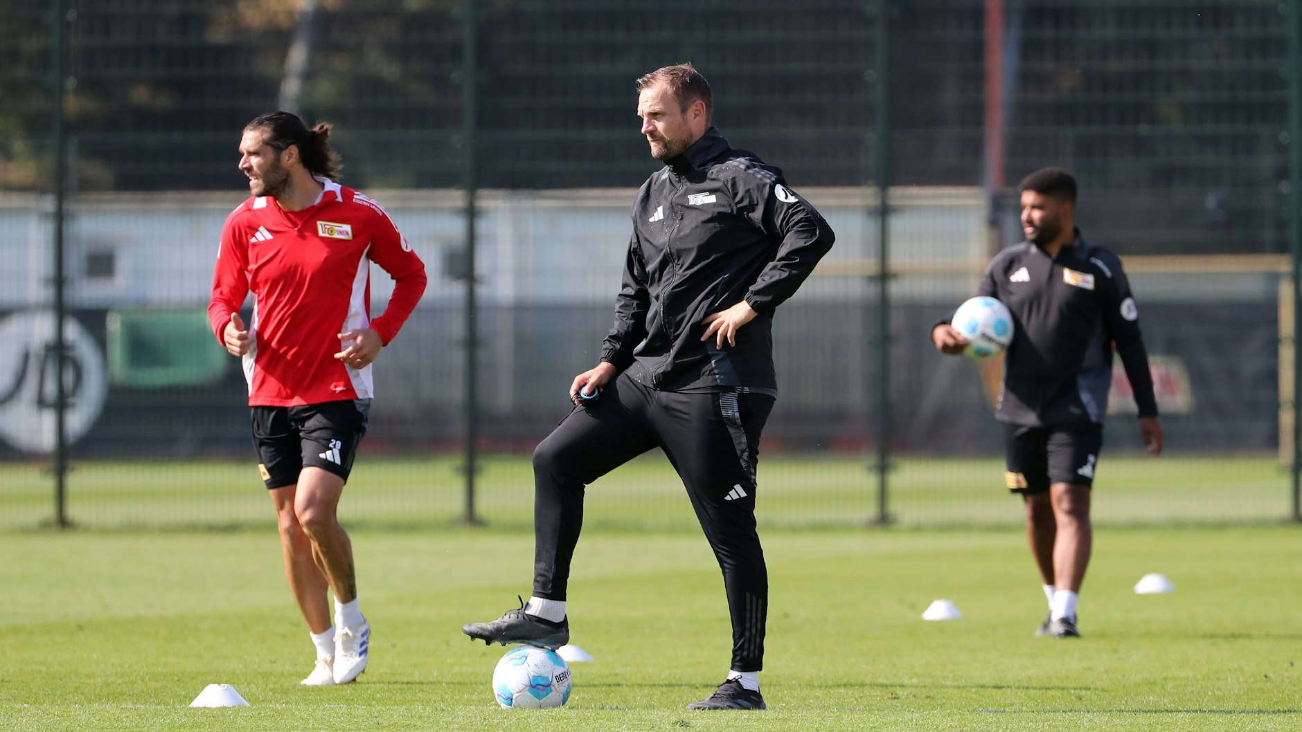 Christopher Trimmel und Trainer Bo Svensson schauen im Training in die gleiche Richtung.